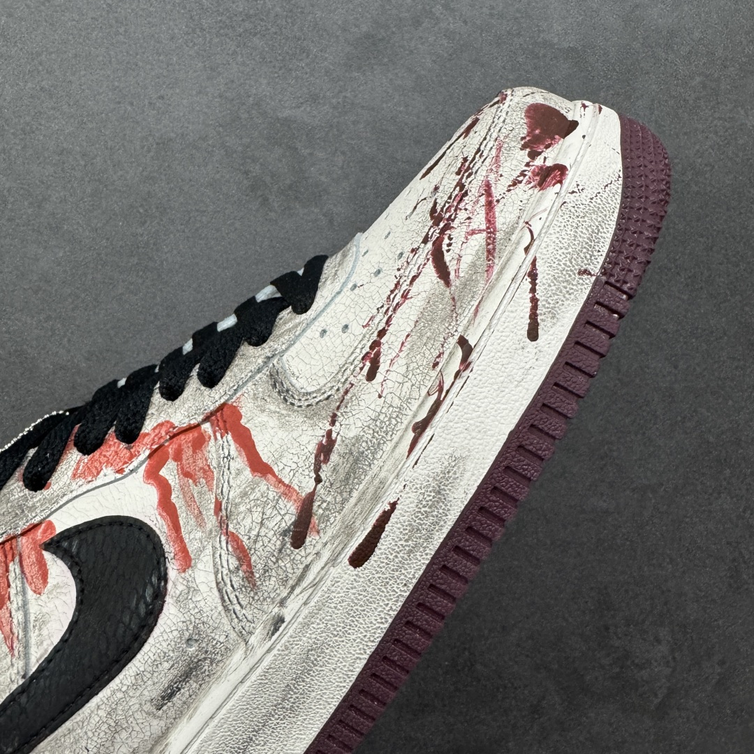 图片[5]-【定制版】手绘涂鸦“哥特血痕”Nike Air Force 1 “Gothic Bloodstains”空军一号定制板鞋 以 “哥特暗黑美学” 为核心，将做旧米白基底化作画布：猩红血痕如泼墨般蜿蜒，与黑调涂鸦、“GOTH” 字样碰撞出颓废张力；鞋侧挂坠以十字架缠玫瑰的造型，锚定暗黑浪漫的灵魂。做旧质感与先锋细节交织，让日常鞋履成为游走于叛逆与艺术间的风格符号，每一处磨损与色彩晕染，都是独属于亚文化美学的野生表达 货号：XL2132-888 尺码： 36 36.5 37.5 38 38.5 39 40 40.5 41 42 42.5 43 44 44.5 45 编码：HXSA310320-选品中心