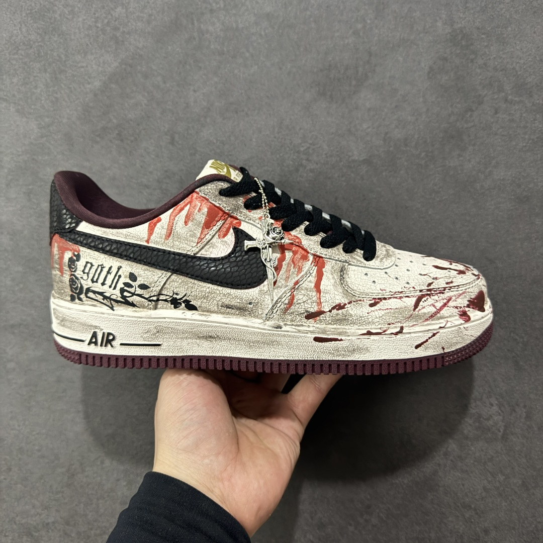 【定制版】手绘涂鸦“哥特血痕”Nike Air Force 1 “Gothic Bloodstains”空军一号定制板鞋 以 “哥特暗黑美学” 为核心，将做旧米白基底化作画布：猩红血痕如泼墨般蜿蜒，与黑调涂鸦、“GOTH” 字样碰撞出颓废张力；鞋侧挂坠以十字架缠玫瑰的造型，锚定暗黑浪漫的灵魂。做旧质感与先锋细节交织，让日常鞋履成为游走于叛逆与艺术间的风格符号，每一处磨损与色彩晕染，都是独属于亚文化美学的野生表达 货号：XL2132-888 尺码： 36 36.5 37.5 38 38.5 39 40 40.5 41 42 42.5 43 44 44.5 45 编码：HXSA310320-选品中心