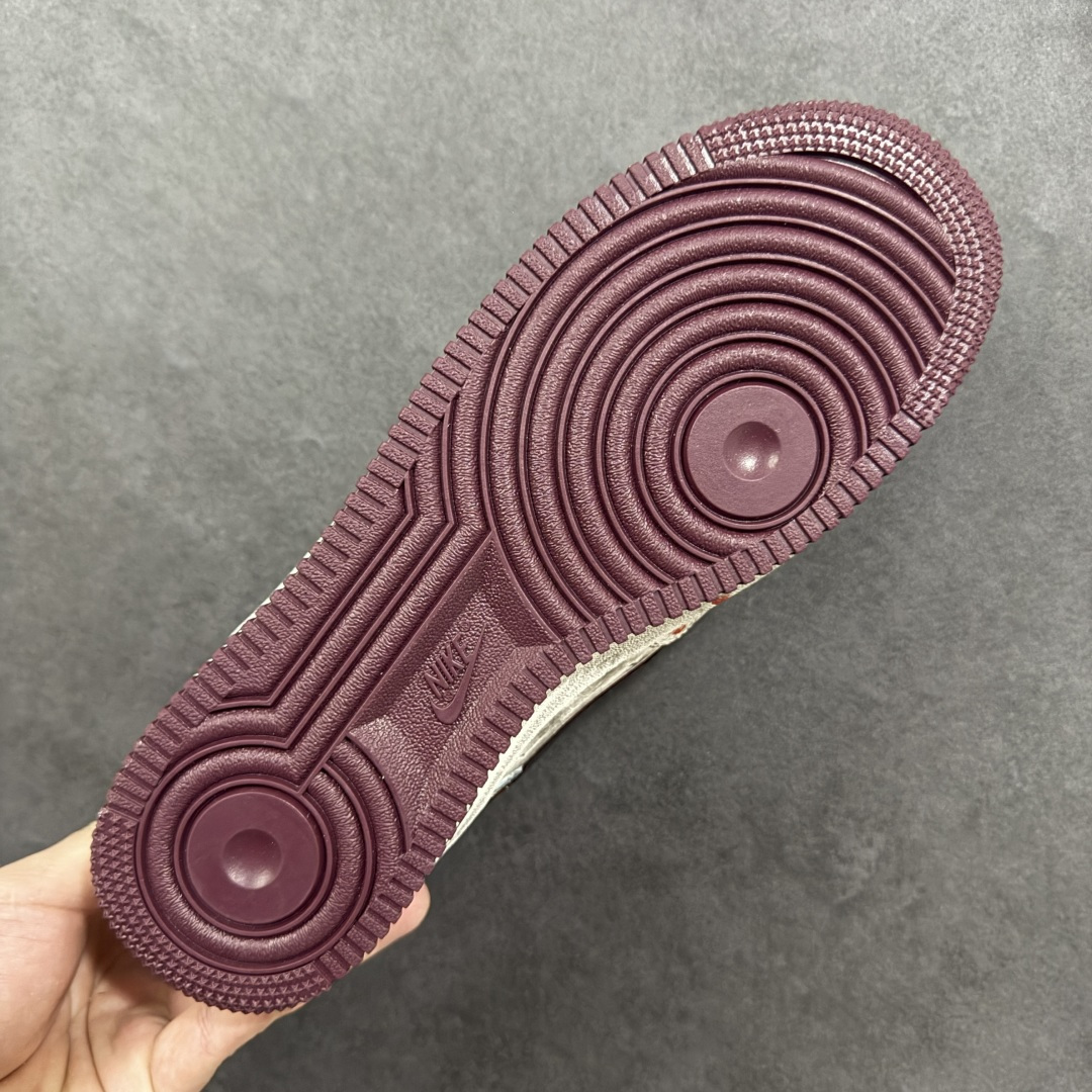 图片[9]-【定制版】手绘涂鸦“哥特血痕”Nike Air Force 1 “Gothic Bloodstains”空军一号定制板鞋 以 “哥特暗黑美学” 为核心，将做旧米白基底化作画布：猩红血痕如泼墨般蜿蜒，与黑调涂鸦、“GOTH” 字样碰撞出颓废张力；鞋侧挂坠以十字架缠玫瑰的造型，锚定暗黑浪漫的灵魂。做旧质感与先锋细节交织，让日常鞋履成为游走于叛逆与艺术间的风格符号，每一处磨损与色彩晕染，都是独属于亚文化美学的野生表达 货号：XL2132-888 尺码： 36 36.5 37.5 38 38.5 39 40 40.5 41 42 42.5 43 44 44.5 45 编码：HXSA310320-选品中心