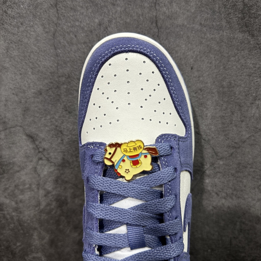 图片[5]-【CS纯原版】DUNK 官方新版双勾 马年限定🔥金勾浅白紫 马上发财❗️马上有钱❗️ 纯原大厂出品 顶级版本👏 原装头层材料 独家版型蒸餾加工 帶來的是更好的视觉和脚感体验 大厂纯原品质出货 清洁度 电绣工艺 皮料切割干净无任何毛边 细节完美 货号：IB4417-103 尺码：36 36.5 37.5 38 38.5 39 40 40.5 41 42 42.5 43 44 44.5 45 46-选品中心