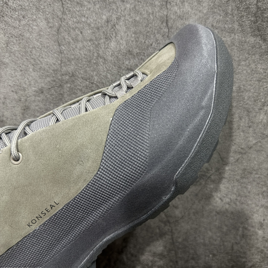 图片[6]-【莞产纯原】Arcteryx始祖鸟 Konseal Shoe 舒适 防滑耐磨透气支撑抓地 登山鞋 黑色 全鞋采用头层麂皮 耐磨防滑黄金V底 莞产高品质 区别市场通货 代购指定版本 原数据开发 不掉标 正确高频字体 鸟爪细节完美 区别市场公版货 错误字体货 中底带钢印上脚舒适轻便无负重感 四季百搭 始祖鸟 KONSEAL 轻量户外鞋，这双鞋，不仅仅可以穿着逛街上班，更可以穿着徒步旅游甚至攀岩！说实话，没多少人真的会去攀岩，经我们试穿，这双鞋，日常穿也是非常舒服轻便！搭配日常的衣服完全不违和！结构中底TPU底盘，保护双脚。配置3D模具保护双脚+一体化系带系统，鞋面防撕裂网布、TPU保护膜和牛巴革合成面料，喜欢放心入！这种类型的鞋子咱们家超难得遇到一次，喜欢一定不要错过 尺码：39-45-选品中心