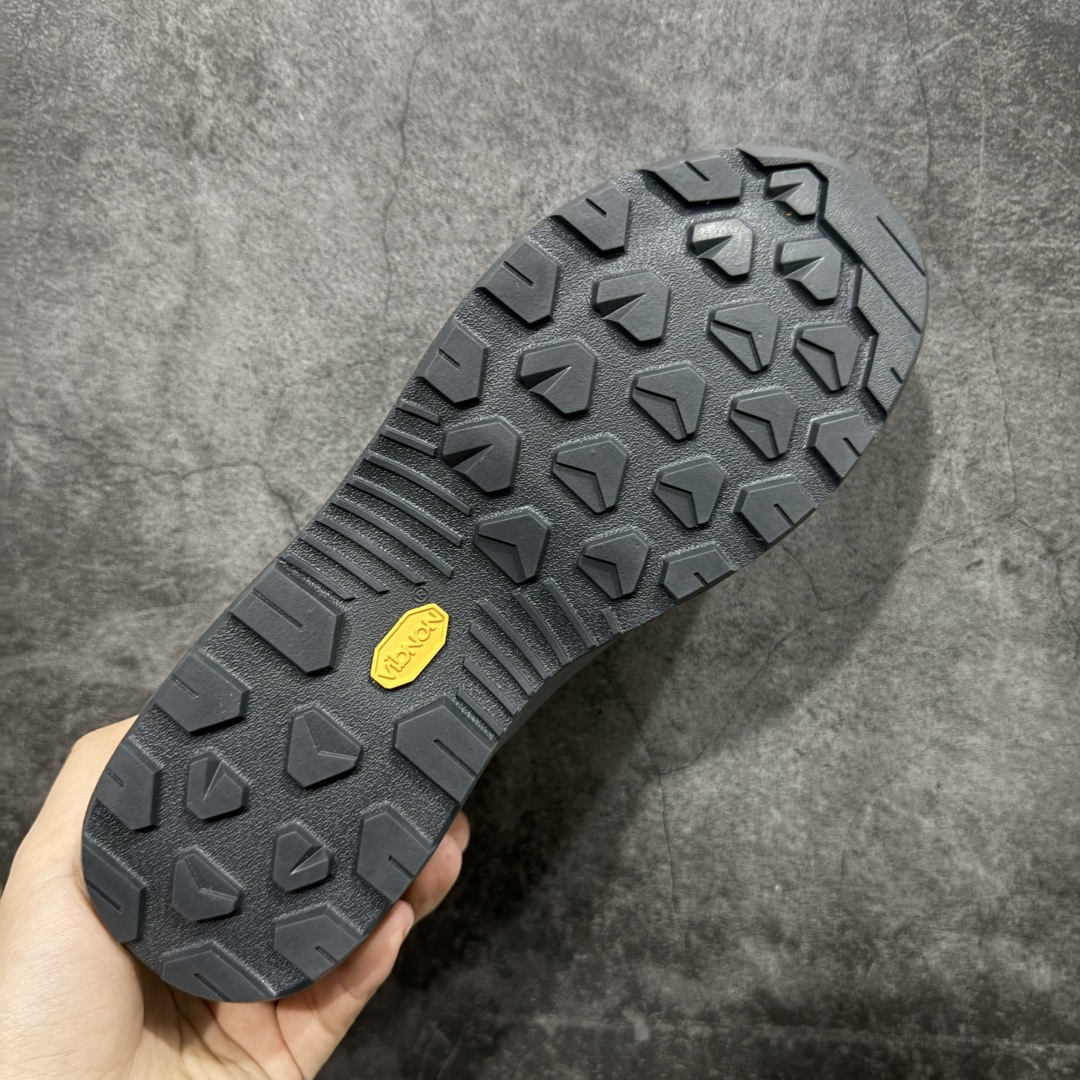 图片[9]-【莞产纯原】Arcteryx始祖鸟 Konseal Shoe 舒适 防滑耐磨透气支撑抓地 登山鞋 黑色 全鞋采用头层麂皮 耐磨防滑黄金V底 莞产高品质 区别市场通货 代购指定版本 原数据开发 不掉标 正确高频字体 鸟爪细节完美 区别市场公版货 错误字体货 中底带钢印上脚舒适轻便无负重感 四季百搭 始祖鸟 KONSEAL 轻量户外鞋，这双鞋，不仅仅可以穿着逛街上班，更可以穿着徒步旅游甚至攀岩！说实话，没多少人真的会去攀岩，经我们试穿，这双鞋，日常穿也是非常舒服轻便！搭配日常的衣服完全不违和！结构中底TPU底盘，保护双脚。配置3D模具保护双脚+一体化系带系统，鞋面防撕裂网布、TPU保护膜和牛巴革合成面料，喜欢放心入！这种类型的鞋子咱们家超难得遇到一次，喜欢一定不要错过 尺码：39-45-选品中心