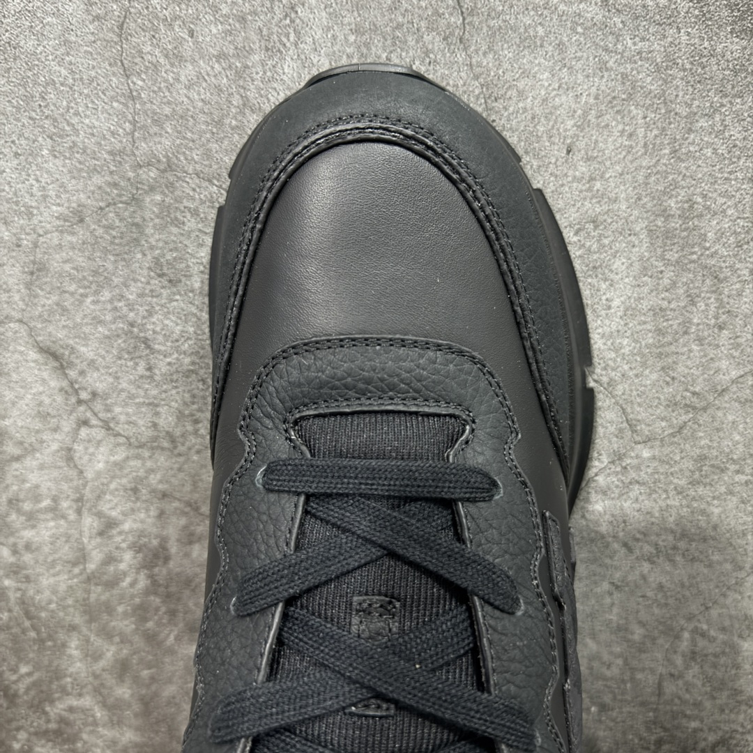 图片[5]-【YS纯原】Louis Vuitton Classic 2025秋天系列 路易威登LV 低帮 白黑色 圆头系带低邦经典走秀休闲鞋上脚非常舒适 奢侈用料，做工精细，中底印有欧洲制造英文字母 鞋面由意大利进口小牛皮拼接，侧边饰有品牌Loggo标志及签名，最新乳胶垫脚➕网布内里，脚感超舒适。原厂特供原版双色TPU组合大底。套包工艺 固特异缝合锁边 面料：独家定制头层牛皮 配件：独家私模Vuitton标识 内里：定制丝滑网里一头层丝绸牛皮内里 大底：TPU组合大底耐磨防滑防黄 垫脚：新款乳胶垫-网纱吸汗 工艺：全电脑针车拉线 鞋头 后套 冷热定型 全套拉帮套楦中低LLogo花纹 包装 证书 卡片 说明书 合格证 防尘袋 全网最齐包装 尺码：39-45-选品中心