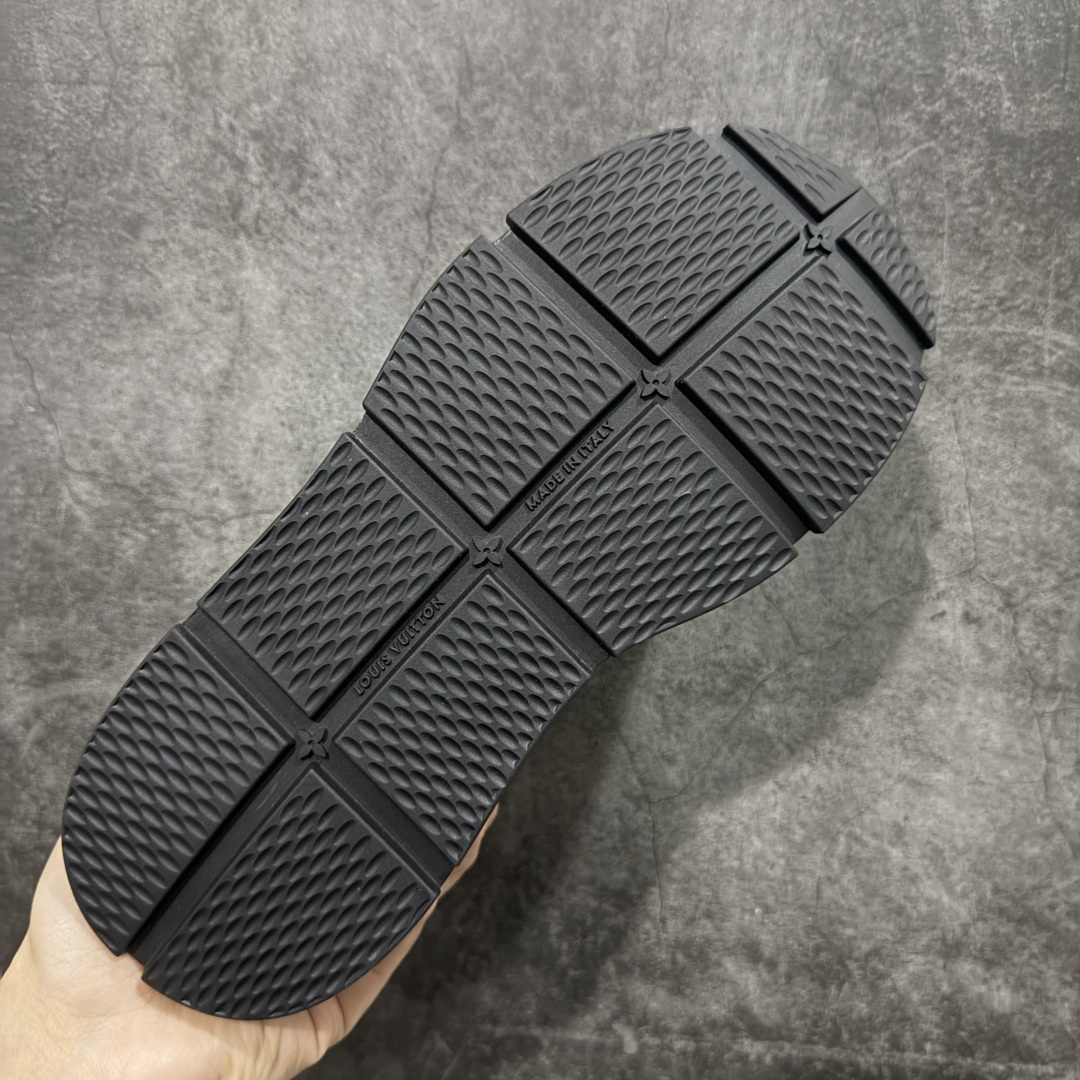 图片[9]-【YS纯原】Louis Vuitton Classic 2025秋天系列 路易威登LV 低帮 白黑色 圆头系带低邦经典走秀休闲鞋上脚非常舒适 奢侈用料，做工精细，中底印有欧洲制造英文字母 鞋面由意大利进口小牛皮拼接，侧边饰有品牌Loggo标志及签名，最新乳胶垫脚➕网布内里，脚感超舒适。原厂特供原版双色TPU组合大底。套包工艺 固特异缝合锁边 面料：独家定制头层牛皮 配件：独家私模Vuitton标识 内里：定制丝滑网里一头层丝绸牛皮内里 大底：TPU组合大底耐磨防滑防黄 垫脚：新款乳胶垫-网纱吸汗 工艺：全电脑针车拉线 鞋头 后套 冷热定型 全套拉帮套楦中低LLogo花纹 包装 证书 卡片 说明书 合格证 防尘袋 全网最齐包装 尺码：39-45-选品中心