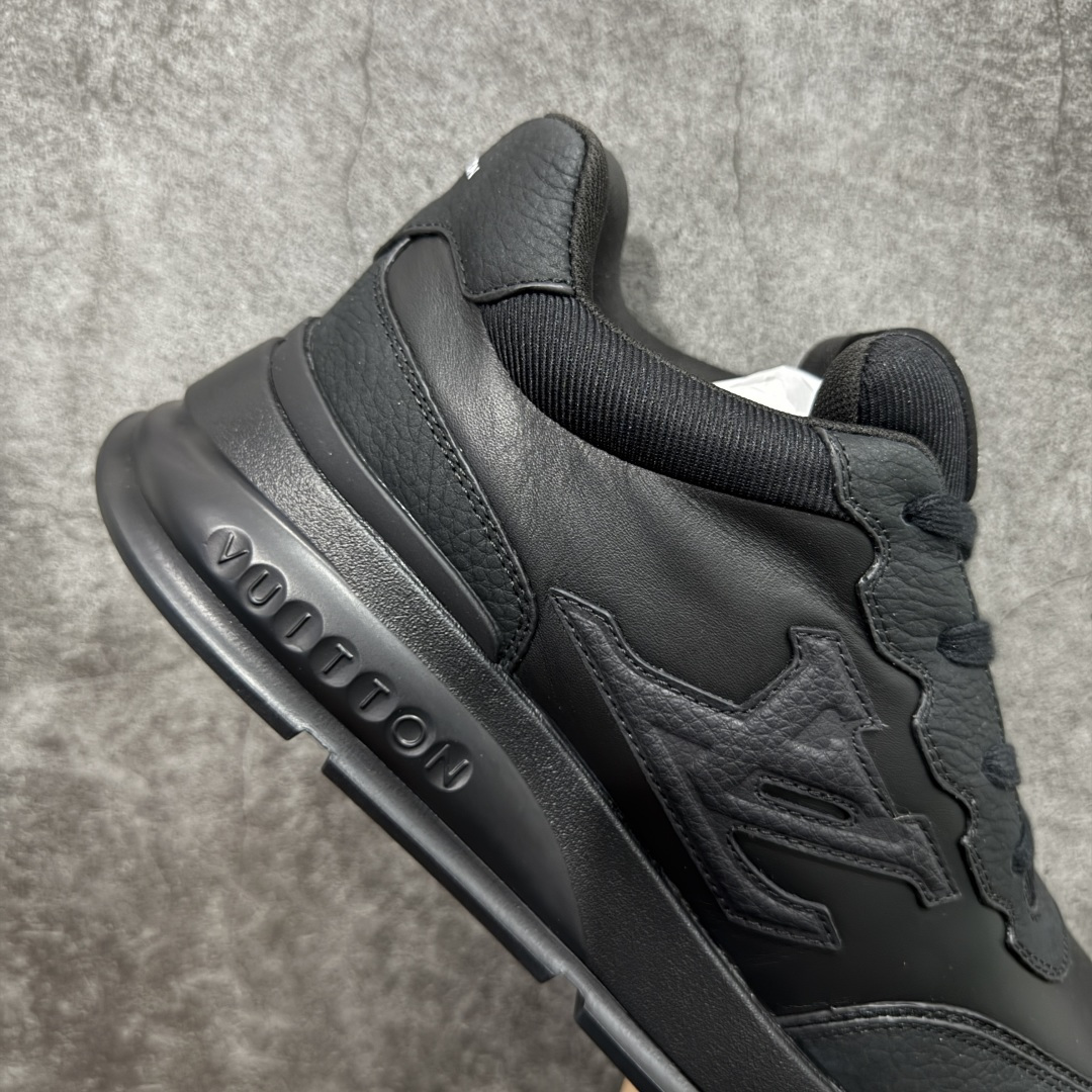 图片[7]-【YS纯原】Louis Vuitton Classic 2025秋天系列 路易威登LV 低帮 白黑色 圆头系带低邦经典走秀休闲鞋上脚非常舒适 奢侈用料，做工精细，中底印有欧洲制造英文字母 鞋面由意大利进口小牛皮拼接，侧边饰有品牌Loggo标志及签名，最新乳胶垫脚➕网布内里，脚感超舒适。原厂特供原版双色TPU组合大底。套包工艺 固特异缝合锁边 面料：独家定制头层牛皮 配件：独家私模Vuitton标识 内里：定制丝滑网里一头层丝绸牛皮内里 大底：TPU组合大底耐磨防滑防黄 垫脚：新款乳胶垫-网纱吸汗 工艺：全电脑针车拉线 鞋头 后套 冷热定型 全套拉帮套楦中低LLogo花纹 包装 证书 卡片 说明书 合格证 防尘袋 全网最齐包装 尺码：39-45-选品中心