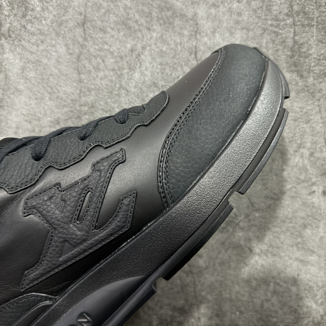 图片[6]-【YS纯原】Louis Vuitton Classic 2025秋天系列 路易威登LV 低帮 白黑色 圆头系带低邦经典走秀休闲鞋上脚非常舒适 奢侈用料，做工精细，中底印有欧洲制造英文字母 鞋面由意大利进口小牛皮拼接，侧边饰有品牌Loggo标志及签名，最新乳胶垫脚➕网布内里，脚感超舒适。原厂特供原版双色TPU组合大底。套包工艺 固特异缝合锁边 面料：独家定制头层牛皮 配件：独家私模Vuitton标识 内里：定制丝滑网里一头层丝绸牛皮内里 大底：TPU组合大底耐磨防滑防黄 垫脚：新款乳胶垫-网纱吸汗 工艺：全电脑针车拉线 鞋头 后套 冷热定型 全套拉帮套楦中低LLogo花纹 包装 证书 卡片 说明书 合格证 防尘袋 全网最齐包装 尺码：39-45-选品中心