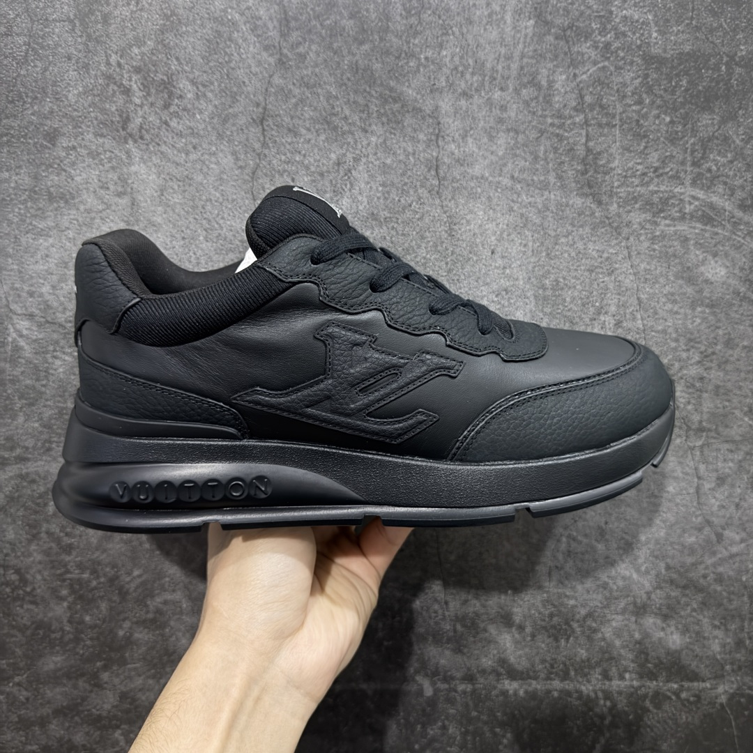 【YS纯原】Louis Vuitton Classic 2025秋天系列 路易威登LV 低帮 白黑色 圆头系带低邦经典走秀休闲鞋上脚非常舒适 奢侈用料，做工精细，中底印有欧洲制造英文字母 鞋面由意大利进口小牛皮拼接，侧边饰有品牌Loggo标志及签名，最新乳胶垫脚➕网布内里，脚感超舒适。原厂特供原版双色TPU组合大底。套包工艺 固特异缝合锁边 面料：独家定制头层牛皮 配件：独家私模Vuitton标识 内里：定制丝滑网里一头层丝绸牛皮内里 大底：TPU组合大底耐磨防滑防黄 垫脚：新款乳胶垫-网纱吸汗 工艺：全电脑针车拉线 鞋头 后套 冷热定型 全套拉帮套楦中低LLogo花纹 包装 证书 卡片 说明书 合格证 防尘袋 全网最齐包装 尺码：39-45-选品中心