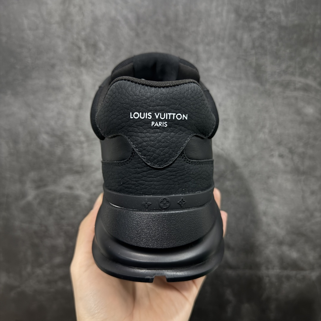 图片[4]-【YS纯原】Louis Vuitton Classic 2025秋天系列 路易威登LV 低帮 白黑色 圆头系带低邦经典走秀休闲鞋上脚非常舒适 奢侈用料，做工精细，中底印有欧洲制造英文字母 鞋面由意大利进口小牛皮拼接，侧边饰有品牌Loggo标志及签名，最新乳胶垫脚➕网布内里，脚感超舒适。原厂特供原版双色TPU组合大底。套包工艺 固特异缝合锁边 面料：独家定制头层牛皮 配件：独家私模Vuitton标识 内里：定制丝滑网里一头层丝绸牛皮内里 大底：TPU组合大底耐磨防滑防黄 垫脚：新款乳胶垫-网纱吸汗 工艺：全电脑针车拉线 鞋头 后套 冷热定型 全套拉帮套楦中低LLogo花纹 包装 证书 卡片 说明书 合格证 防尘袋 全网最齐包装 尺码：39-45-选品中心