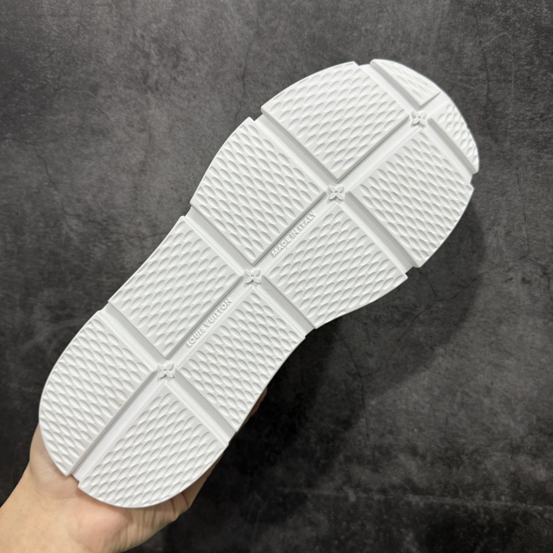 图片[9]-【YS纯原】Louis Vuitton Classic 2025秋天系列 路易威登LV 低帮 白黑色 圆头系带低邦经典走秀休闲鞋上脚非常舒适 奢侈用料，做工精细，中底印有欧洲制造英文字母 鞋面由意大利进口小牛皮拼接，侧边饰有品牌Loggo标志及签名，最新乳胶垫脚➕网布内里，脚感超舒适。原厂特供原版双色TPU组合大底。套包工艺 固特异缝合锁边 面料：独家定制头层牛皮 配件：独家私模Vuitton标识 内里：定制丝滑网里一头层丝绸牛皮内里 大底：TPU组合大底耐磨防滑防黄 垫脚：新款乳胶垫-网纱吸汗 工艺：全电脑针车拉线 鞋头 后套 冷热定型 全套拉帮套楦中低LLogo花纹 包装 证书 卡片 说明书 合格证 防尘袋 全网最齐包装 尺码：39-45-选品中心