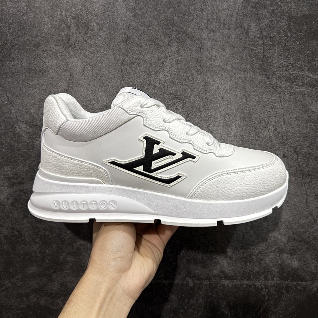 【YS纯原】Louis Vuitton Classic 2025秋天系列 路易威登LV 低帮 白黑色 圆头系带低邦经典走秀休闲鞋上脚非常舒适 奢侈用料，做工精细，中底印有欧洲制造英文字母 鞋面由意大利进口小牛皮拼接，侧边饰有品牌Loggo标志及签名，最新乳胶垫脚➕网布内里，脚感超舒适。原厂特供原版双色TPU组合大底。套包工艺 固特异缝合锁边 面料：独家定制头层牛皮 配件：独家私模Vuitton标识 内里：定制丝滑网里一头层丝绸牛皮内里 大底：TPU组合大底耐磨防滑防黄 垫脚：新款乳胶垫-网纱吸汗 工艺：全电脑针车拉线 鞋头 后套 冷热定型 全套拉帮套楦中低LLogo花纹 包装 证书 卡片 说明书 合格证 防尘袋 全网最齐包装 尺码：39-45-选品中心