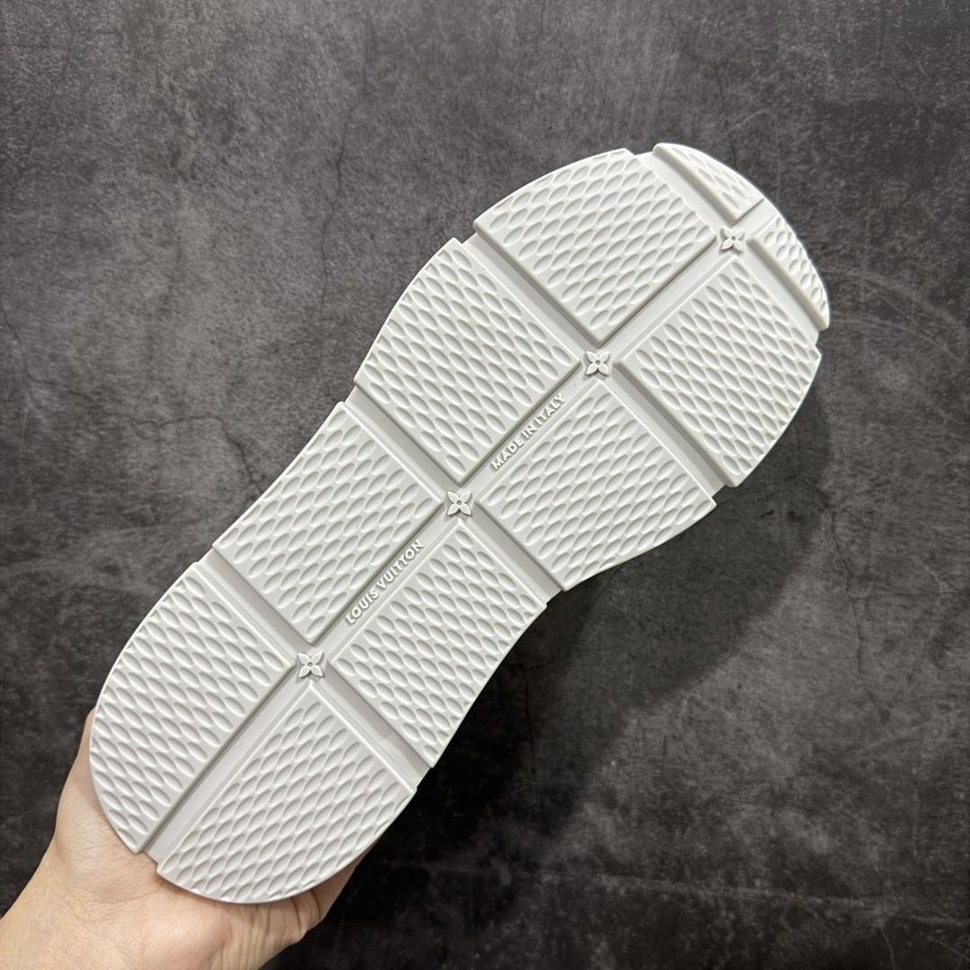 图片[9]-【YS纯原】Louis Vuitton Classic 2025秋天系列 路易威登LV 低帮 白黑色 圆头系带低邦经典走秀休闲鞋上脚非常舒适 奢侈用料，做工精细，中底印有欧洲制造英文字母 鞋面由意大利进口小牛皮拼接，侧边饰有品牌Loggo标志及签名，最新乳胶垫脚➕网布内里，脚感超舒适。原厂特供原版双色TPU组合大底。套包工艺 固特异缝合锁边 面料：独家定制头层牛皮 配件：独家私模Vuitton标识 内里：定制丝滑网里一头层丝绸牛皮内里 大底：TPU组合大底耐磨防滑防黄 垫脚：新款乳胶垫-网纱吸汗 工艺：全电脑针车拉线 鞋头 后套 冷热定型 全套拉帮套楦中低LLogo花纹 包装 证书 卡片 说明书 合格证 防尘袋 全网最齐包装 尺码：39-45-选品中心