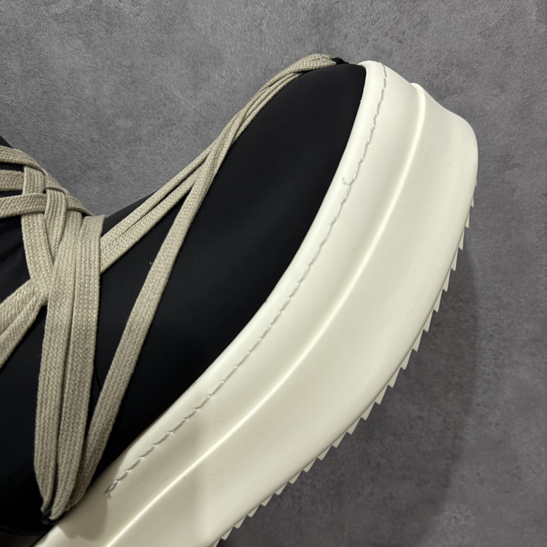 图片[6]-【莞产G版】Moncler x RICK OWENS/RO 蒙口联名瑞克欧文斯圆头系带厚底短筒雪地靴 二级市场已经7K以上 平台客户随意卖四位数 RO广东原厂出品 纯原天花板 原版一比一复刻 冲正绝不翻车 还原度达到百分之98以上 原楦开发纸版版型 ZP拆解原版1：1复模裁片纸版 力求做到0错位 这样才能达到和zp一致的鞋型味道 采用进口cnc数控机床开发对版独家tpu奶香大底 区别于市场所有版本 zp同源全头层粒面小牛皮 达到和zp一致手感 原厂进口细纹布 万邦订购原厂高弹粉红色海绵 内里搭配软质细腻羊皮 TPU高密度大底 软硬度透光度高已经测试和原版一致 尺码：36 37 38 39 40 41 42 43 44 45 46-选品中心