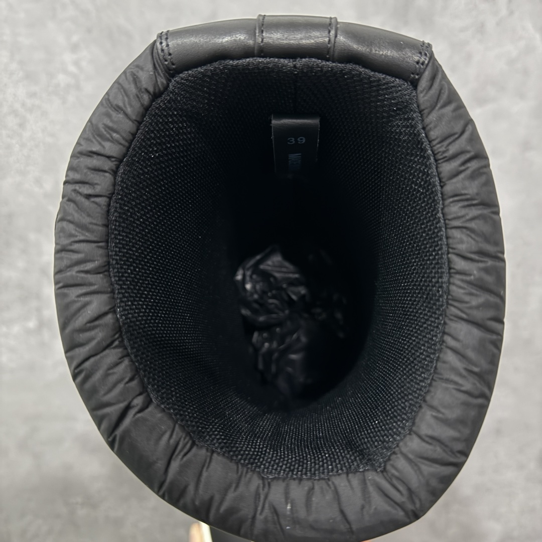 图片[8]-【莞产G版】Moncler x RICK OWENS/RO 蒙口联名瑞克欧文斯圆头系带厚底短筒雪地靴 二级市场已经7K以上 平台客户随意卖四位数 RO广东原厂出品 纯原天花板 原版一比一复刻 冲正绝不翻车 还原度达到百分之98以上 原楦开发纸版版型 ZP拆解原版1：1复模裁片纸版 力求做到0错位 这样才能达到和zp一致的鞋型味道 采用进口cnc数控机床开发对版独家tpu奶香大底 区别于市场所有版本 zp同源全头层粒面小牛皮 达到和zp一致手感 原厂进口细纹布 万邦订购原厂高弹粉红色海绵 内里搭配软质细腻羊皮 TPU高密度大底 软硬度透光度高已经测试和原版一致 尺码：36 37 38 39 40 41 42 43 44 45 46-选品中心