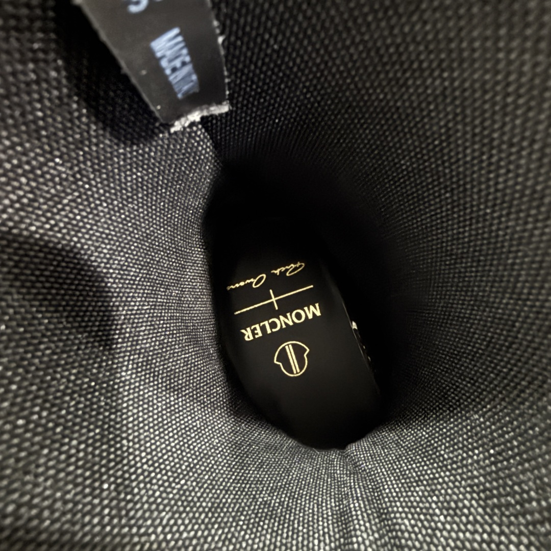 图片[8]-【莞产G版】Moncler x RICK OWENS/RO 蒙口联名瑞克欧文斯圆头系带厚底短筒雪地靴 二级市场已经7K以上 平台客户随意卖四位数 RO广东原厂出品 纯原天花板 原版一比一复刻 冲正绝不翻车 还原度达到百分之98以上 原楦开发纸版版型 ZP拆解原版1：1复模裁片纸版 力求做到0错位 这样才能达到和zp一致的鞋型味道 采用进口cnc数控机床开发对版独家tpu奶香大底 区别于市场所有版本 zp同源全头层粒面小牛皮 达到和zp一致手感 原厂进口细纹布 万邦订购原厂高弹粉红色海绵 内里搭配软质细腻羊皮 TPU高密度大底 软硬度透光度高已经测试和原版一致 尺码：36 37 38 39 40 41 42 43 44 45 46-选品中心