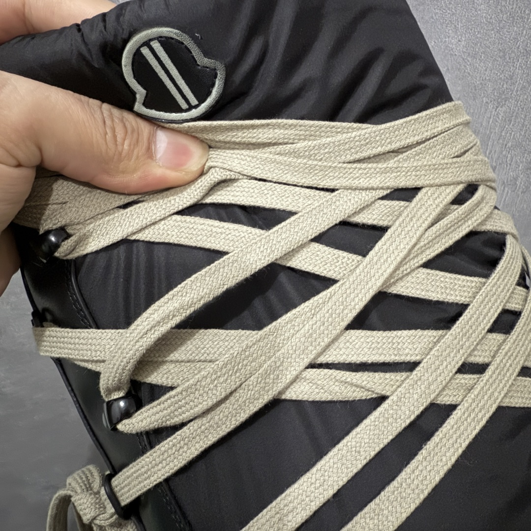 图片[4]-【莞产G版】Moncler x RICK OWENS/RO 蒙口联名瑞克欧文斯圆头系带厚底短筒雪地靴 二级市场已经7K以上 平台客户随意卖四位数 RO广东原厂出品 纯原天花板 原版一比一复刻 冲正绝不翻车 还原度达到百分之98以上 原楦开发纸版版型 ZP拆解原版1：1复模裁片纸版 力求做到0错位 这样才能达到和zp一致的鞋型味道 采用进口cnc数控机床开发对版独家tpu奶香大底 区别于市场所有版本 zp同源全头层粒面小牛皮 达到和zp一致手感 原厂进口细纹布 万邦订购原厂高弹粉红色海绵 内里搭配软质细腻羊皮 TPU高密度大底 软硬度透光度高已经测试和原版一致 尺码：36 37 38 39 40 41 42 43 44 45 46-选品中心