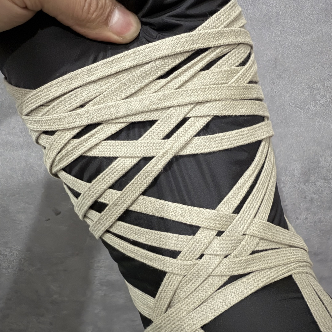 图片[6]-【莞产G版】Moncler x RICK OWENS/RO 蒙口联名瑞克欧文斯圆头系带厚底短筒雪地靴 二级市场已经7K以上 平台客户随意卖四位数 RO广东原厂出品 纯原天花板 原版一比一复刻 冲正绝不翻车 还原度达到百分之98以上 原楦开发纸版版型 ZP拆解原版1：1复模裁片纸版 力求做到0错位 这样才能达到和zp一致的鞋型味道 采用进口cnc数控机床开发对版独家tpu奶香大底 区别于市场所有版本 zp同源全头层粒面小牛皮 达到和zp一致手感 原厂进口细纹布 万邦订购原厂高弹粉红色海绵 内里搭配软质细腻羊皮 TPU高密度大底 软硬度透光度高已经测试和原版一致 尺码：36 37 38 39 40 41 42 43 44 45 46-选品中心