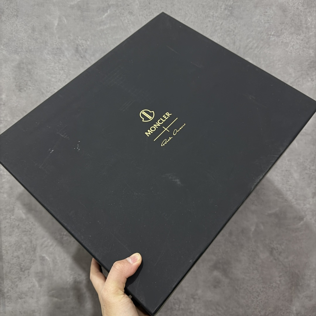 图片[9]-【莞产G版】Moncler x RICK OWENS/RO 蒙口联名瑞克欧文斯圆头系带厚底短筒雪地靴 二级市场已经7K以上 平台客户随意卖四位数 RO广东原厂出品 纯原天花板 原版一比一复刻 冲正绝不翻车 还原度达到百分之98以上 原楦开发纸版版型 ZP拆解原版1：1复模裁片纸版 力求做到0错位 这样才能达到和zp一致的鞋型味道 采用进口cnc数控机床开发对版独家tpu奶香大底 区别于市场所有版本 zp同源全头层粒面小牛皮 达到和zp一致手感 原厂进口细纹布 万邦订购原厂高弹粉红色海绵 内里搭配软质细腻羊皮 TPU高密度大底 软硬度透光度高已经测试和原版一致 尺码：36 37 38 39 40 41 42 43 44 45 46-选品中心