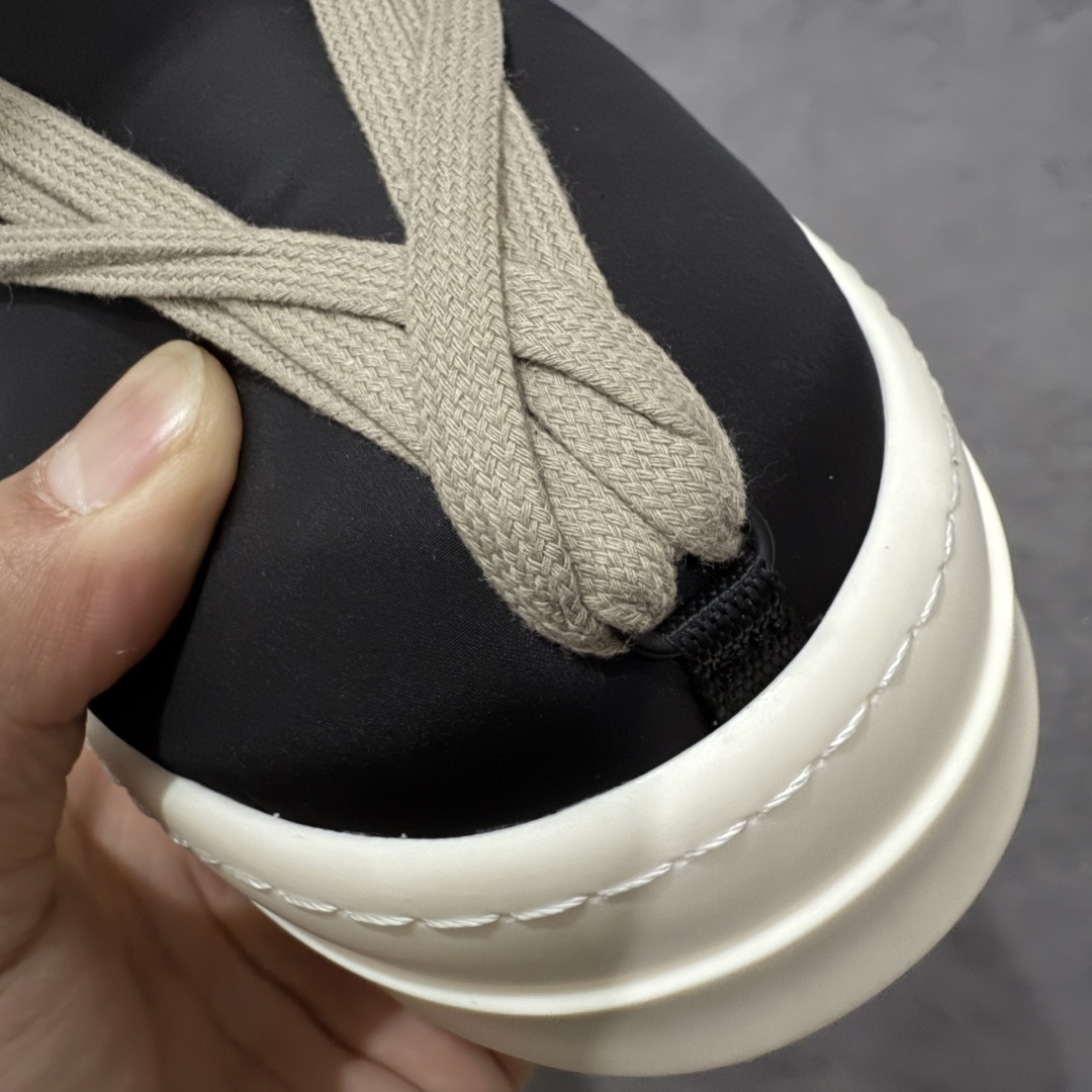 图片[5]-【莞产G版】Moncler x RICK OWENS/RO 蒙口联名瑞克欧文斯圆头系带厚底短筒雪地靴 二级市场已经7K以上 平台客户随意卖四位数 RO广东原厂出品 纯原天花板 原版一比一复刻 冲正绝不翻车 还原度达到百分之98以上 原楦开发纸版版型 ZP拆解原版1：1复模裁片纸版 力求做到0错位 这样才能达到和zp一致的鞋型味道 采用进口cnc数控机床开发对版独家tpu奶香大底 区别于市场所有版本 zp同源全头层粒面小牛皮 达到和zp一致手感 原厂进口细纹布 万邦订购原厂高弹粉红色海绵 内里搭配软质细腻羊皮 TPU高密度大底 软硬度透光度高已经测试和原版一致 尺码：36 37 38 39 40 41 42 43 44 45 46-选品中心