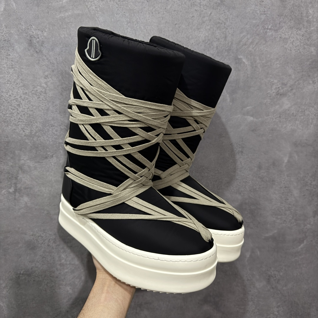 【莞产G版】Moncler x RICK OWENS/RO 蒙口联名瑞克欧文斯圆头系带厚底短筒雪地靴 二级市场已经7K以上 平台客户随意卖四位数 RO广东原厂出品 纯原天花板 原版一比一复刻 冲正绝不翻车 还原度达到百分之98以上 原楦开发纸版版型 ZP拆解原版1：1复模裁片纸版 力求做到0错位 这样才能达到和zp一致的鞋型味道 采用进口cnc数控机床开发对版独家tpu奶香大底 区别于市场所有版本 zp同源全头层粒面小牛皮 达到和zp一致手感 原厂进口细纹布 万邦订购原厂高弹粉红色海绵 内里搭配软质细腻羊皮 TPU高密度大底 软硬度透光度高已经测试和原版一致 尺码：36 37 38 39 40 41 42 43 44 45 46-选品中心