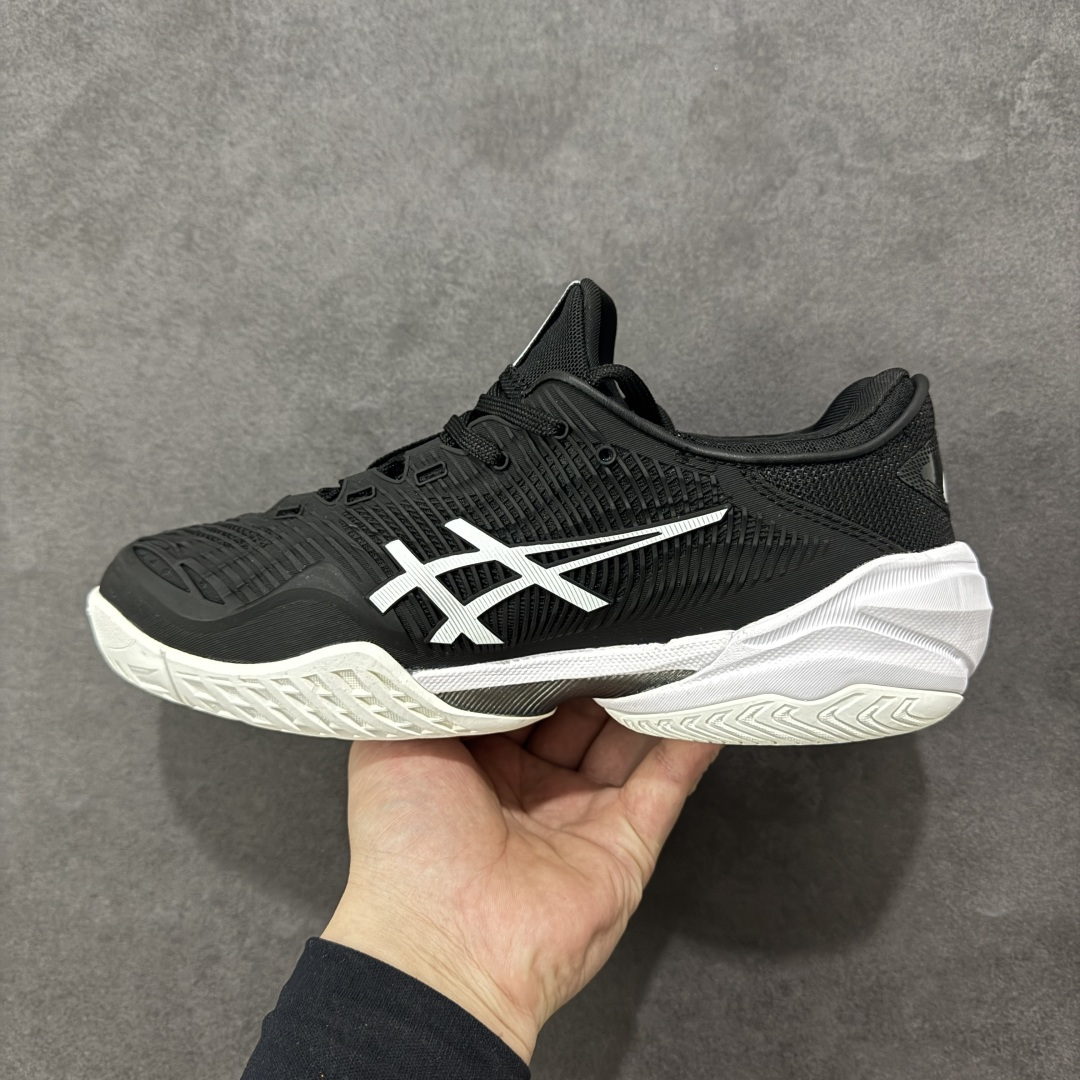 图片[2]-【公司级】Asics Court FF 3 织物合成革 防滑耐磨透气 低帮 网球鞋 COURT FF 3鞋面采用PU支撑裁片，提供了横向和纵向移动的灵活性的同时提升了足部移动时的稳定性；袜套式鞋口设计，提供很好的包裹性；分离式中足稳定片，改善扭转刚度，增加制动力和推进力；分离式后掌，增大触地面积之余，能够减少滑步耗时，降低身体负荷。 货号：1041A369-002 尺码：36-47 含半码 编码：FSB270280-选品中心