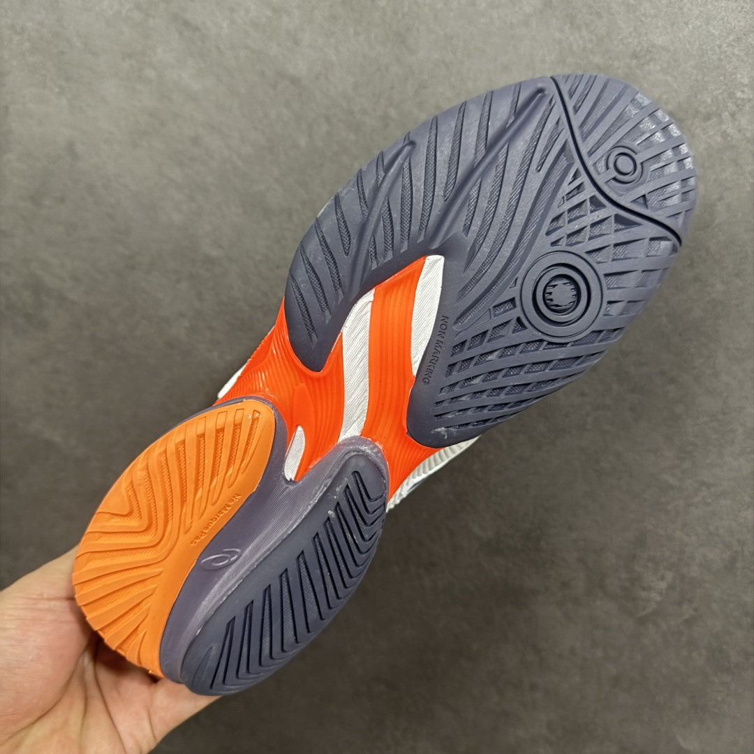 图片[9]-【公司级】Asics Court FF 3 织物合成革 防滑耐磨透气 低帮 网球鞋 COURT FF 3鞋面采用PU支撑裁片，提供了横向和纵向移动的灵活性的同时提升了足部移动时的稳定性；袜套式鞋口设计，提供很好的包裹性；分离式中足稳定片，改善扭转刚度，增加制动力和推进力；分离式后掌，增大触地面积之余，能够减少滑步耗时，降低身体负荷。 货号：1041A370-104 尺码：36-47 含半码 编码：FSB270280-选品中心