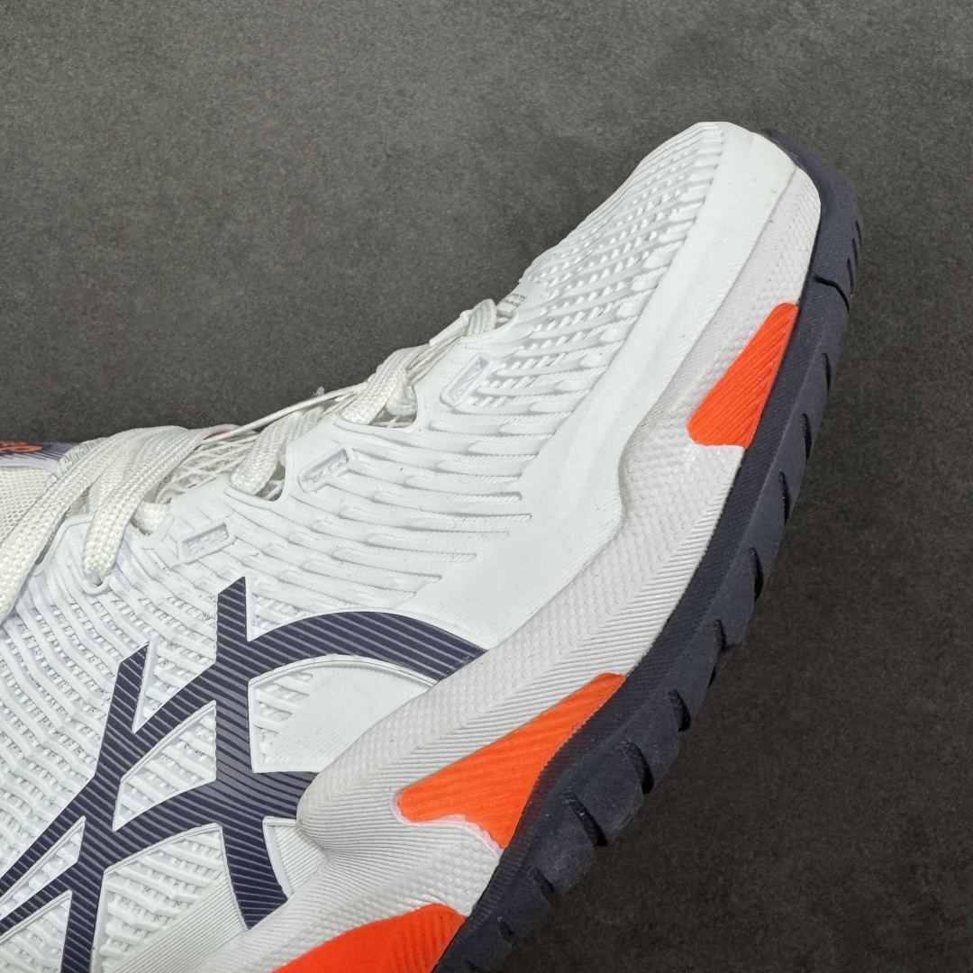 图片[5]-【公司级】Asics Court FF 3 织物合成革 防滑耐磨透气 低帮 网球鞋 COURT FF 3鞋面采用PU支撑裁片，提供了横向和纵向移动的灵活性的同时提升了足部移动时的稳定性；袜套式鞋口设计，提供很好的包裹性；分离式中足稳定片，改善扭转刚度，增加制动力和推进力；分离式后掌，增大触地面积之余，能够减少滑步耗时，降低身体负荷。 货号：1041A370-104 尺码：36-47 含半码 编码：FSB270280-选品中心