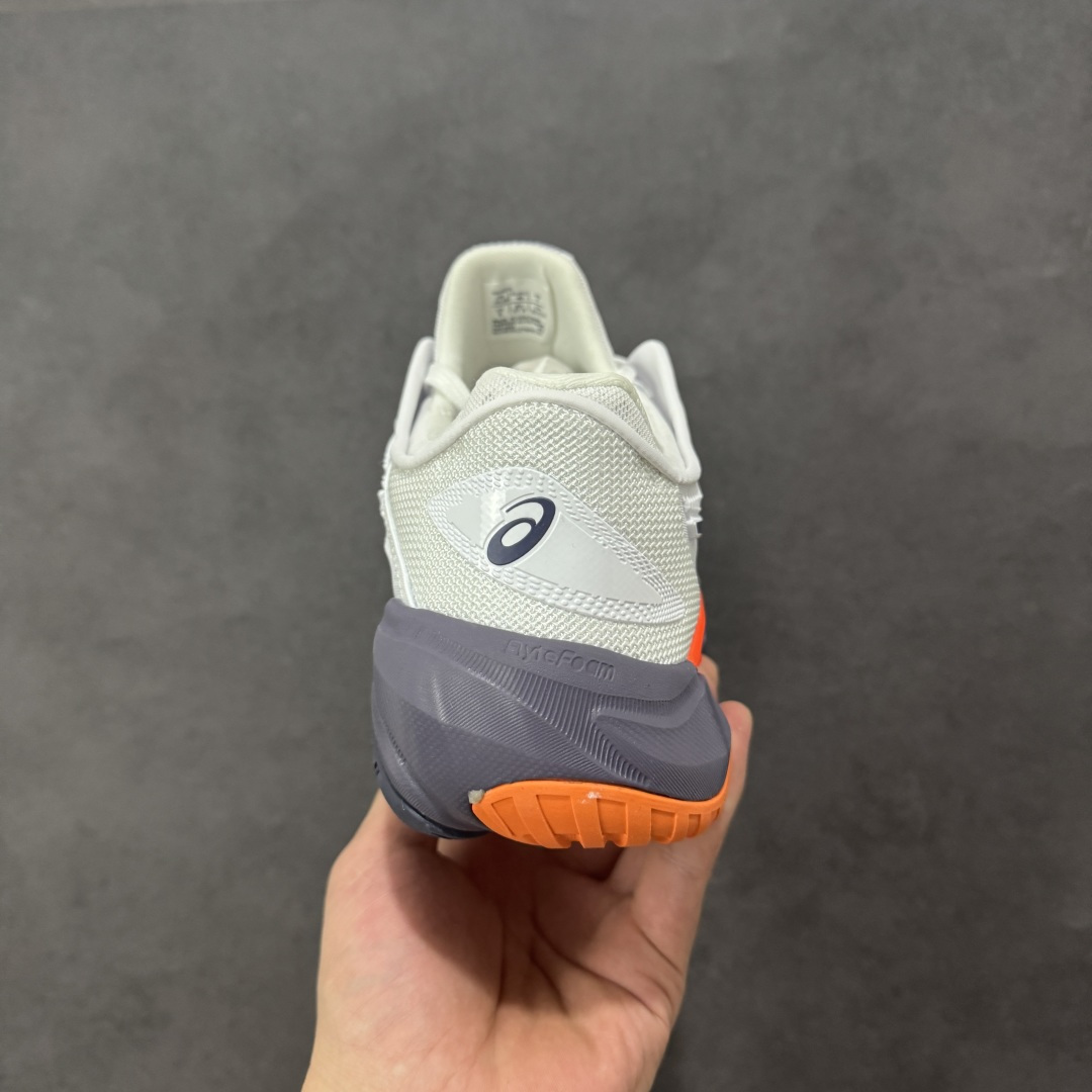 图片[4]-【公司级】Asics Court FF 3 织物合成革 防滑耐磨透气 低帮 网球鞋 COURT FF 3鞋面采用PU支撑裁片，提供了横向和纵向移动的灵活性的同时提升了足部移动时的稳定性；袜套式鞋口设计，提供很好的包裹性；分离式中足稳定片，改善扭转刚度，增加制动力和推进力；分离式后掌，增大触地面积之余，能够减少滑步耗时，降低身体负荷。 货号：1041A370-104 尺码：36-47 含半码 编码：FSB270280-选品中心