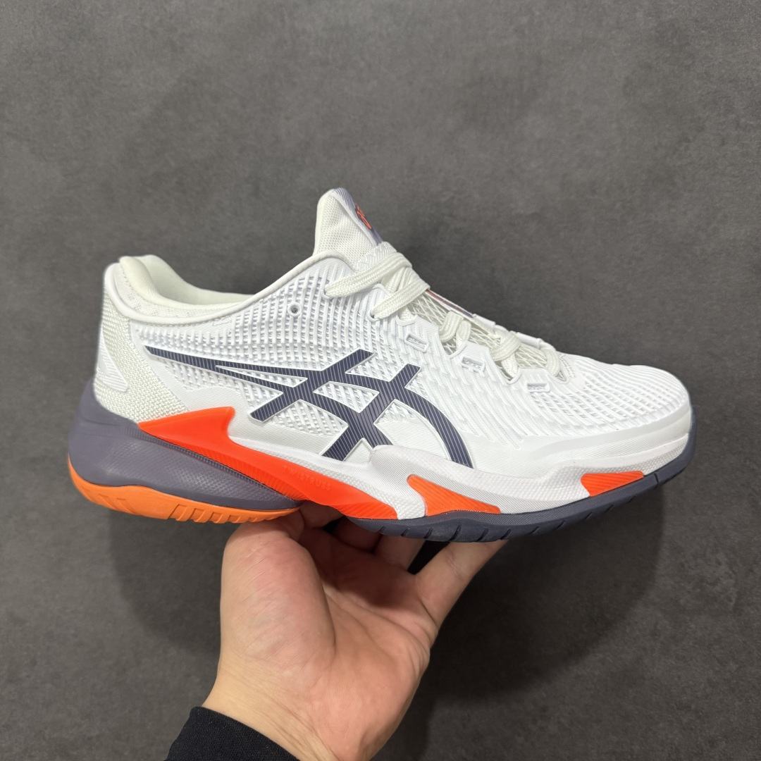 【公司级】Asics Court FF 3 织物合成革 防滑耐磨透气 低帮 网球鞋 COURT FF 3鞋面采用PU支撑裁片，提供了横向和纵向移动的灵活性的同时提升了足部移动时的稳定性；袜套式鞋口设计，提供很好的包裹性；分离式中足稳定片，改善扭转刚度，增加制动力和推进力；分离式后掌，增大触地面积之余，能够减少滑步耗时，降低身体负荷。 货号：1041A370-104 尺码：36-47 含半码 编码：FSB270280-选品中心