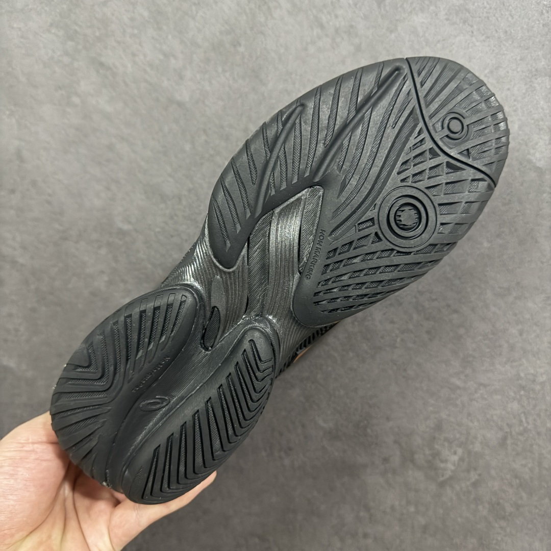 图片[9]-【公司级】Asics Court FF 3 织物合成革 防滑耐磨透气 低帮 网球鞋 COURT FF 3鞋面采用PU支撑裁片，提供了横向和纵向移动的灵活性的同时提升了足部移动时的稳定性；袜套式鞋口设计，提供很好的包裹性；分离式中足稳定片，改善扭转刚度，增加制动力和推进力；分离式后掌，增大触地面积之余，能够减少滑步耗时，降低身体负荷。 货号：1041A527-960 尺码：36-47 含半码 编码：FSB270280-选品中心