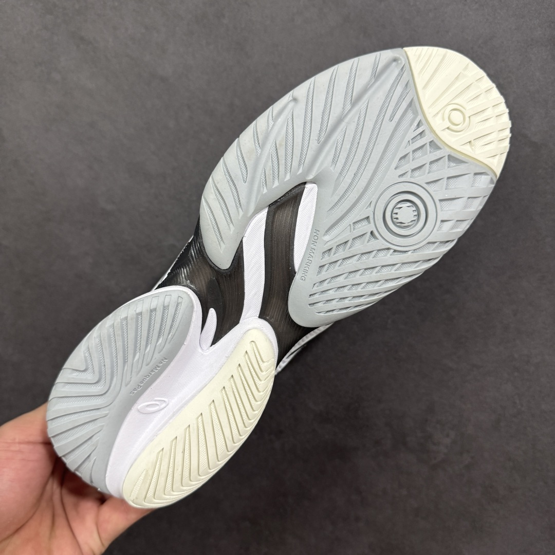 图片[9]-【公司级】Asics Court FF 3 织物合成革 防滑耐磨透气 低帮 网球鞋 COURT FF 3鞋面采用PU支撑裁片，提供了横向和纵向移动的灵活性的同时提升了足部移动时的稳定性；袜套式鞋口设计，提供很好的包裹性；分离式中足稳定片，改善扭转刚度，增加制动力和推进力；分离式后掌，增大触地面积之余，能够减少滑步耗时，降低身体负荷。 货号：1041A370-100 尺码：36-47 含半码 编码：FSB270280-选品中心