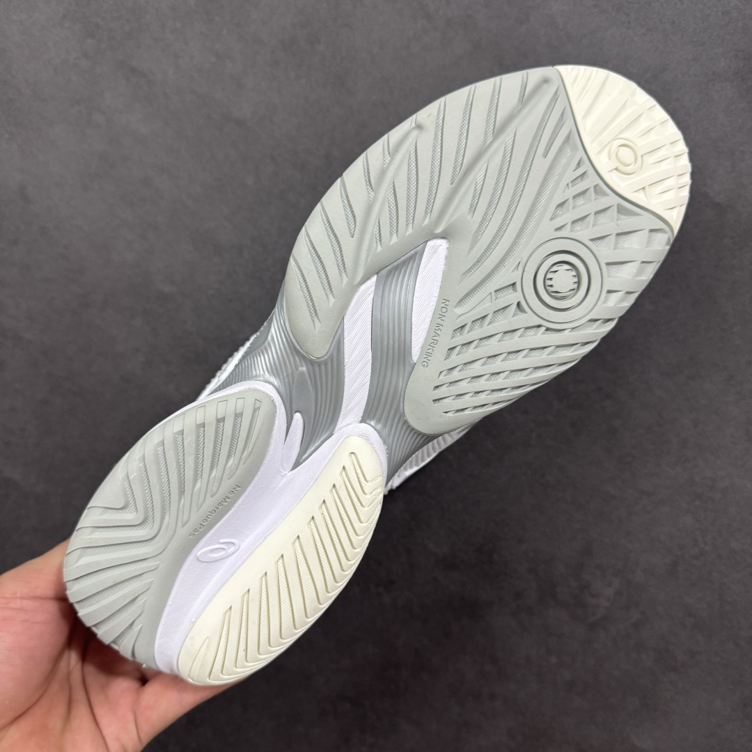 图片[9]-【公司级】Asics Court FF 3 织物合成革 防滑耐磨透气 低帮 网球鞋 COURT FF 3鞋面采用PU支撑裁片，提供了横向和纵向移动的灵活性的同时提升了足部移动时的稳定性；袜套式鞋口设计，提供很好的包裹性；分离式中足稳定片，改善扭转刚度，增加制动力和推进力；分离式后掌，增大触地面积之余，能够减少滑步耗时，降低身体负荷。 货号：1042A220-100 尺码：36-47 含半码 编码：FSB270280-选品中心