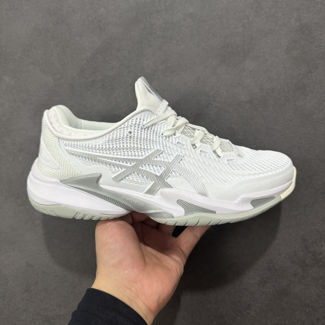 【公司级】Asics Court FF 3 织物合成革 防滑耐磨透气 低帮 网球鞋 COURT FF 3鞋面采用PU支撑裁片，提供了横向和纵向移动的灵活性的同时提升了足部移动时的稳定性；袜套式鞋口设计，提供很好的包裹性；分离式中足稳定片，改善扭转刚度，增加制动力和推进力；分离式后掌，增大触地面积之余，能够减少滑步耗时，降低身体负荷。 货号：1042A220-100 尺码：36-47 含半码 编码：FSB270280-选品中心