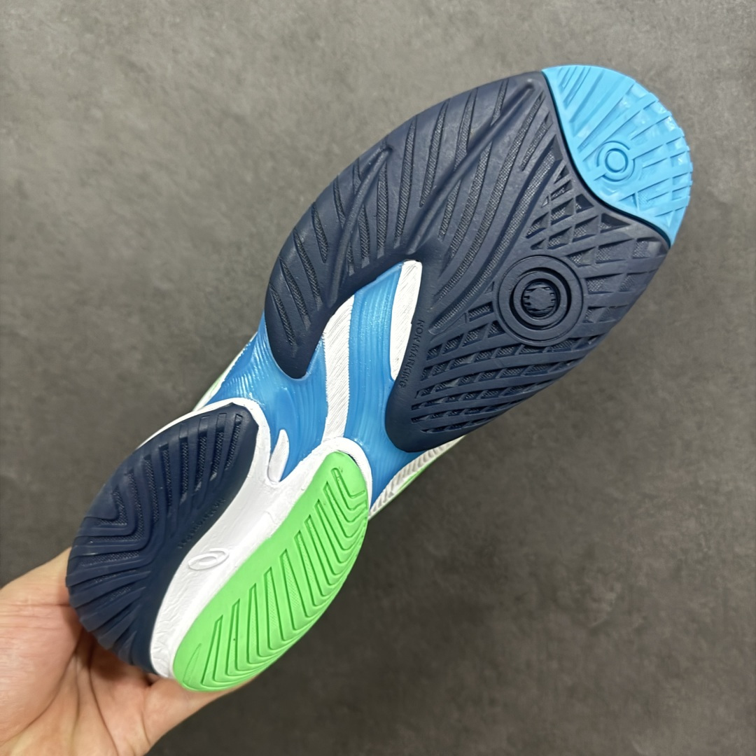 图片[9]-【公司级】Asics Court FF 3 织物合成革 防滑耐磨透气 低帮 网球鞋 COURT FF 3鞋面采用PU支撑裁片，提供了横向和纵向移动的灵活性的同时提升了足部移动时的稳定性；袜套式鞋口设计，提供很好的包裹性；分离式中足稳定片，改善扭转刚度，增加制动力和推进力；分离式后掌，增大触地面积之余，能够减少滑步耗时，降低身体负荷。 货号：1041A370-103 尺码：36-47 含半码 编码：FSB270280-选品中心