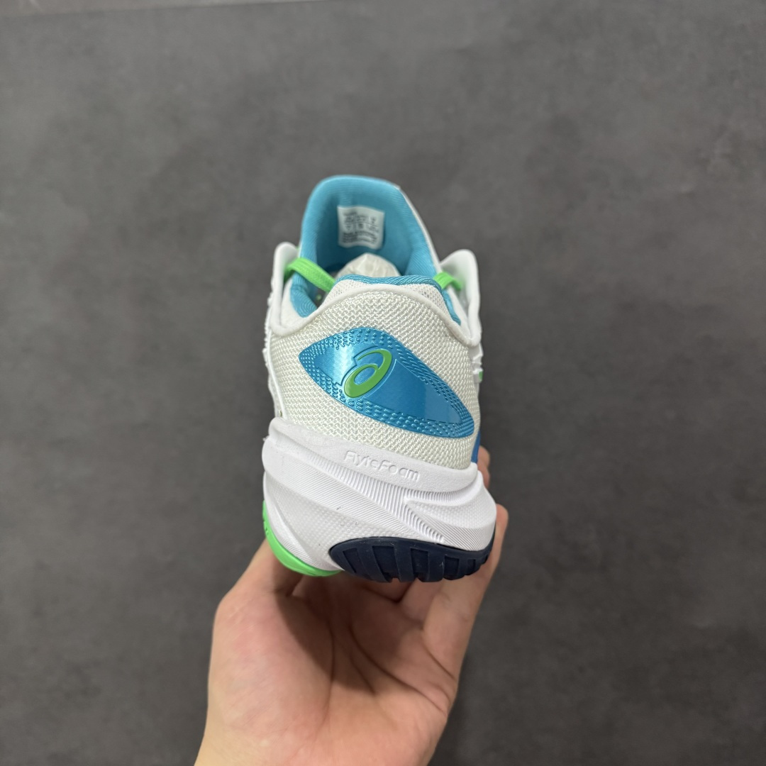 图片[4]-【公司级】Asics Court FF 3 织物合成革 防滑耐磨透气 低帮 网球鞋 COURT FF 3鞋面采用PU支撑裁片，提供了横向和纵向移动的灵活性的同时提升了足部移动时的稳定性；袜套式鞋口设计，提供很好的包裹性；分离式中足稳定片，改善扭转刚度，增加制动力和推进力；分离式后掌，增大触地面积之余，能够减少滑步耗时，降低身体负荷。 货号：1041A370-103 尺码：36-47 含半码 编码：FSB270280-选品中心