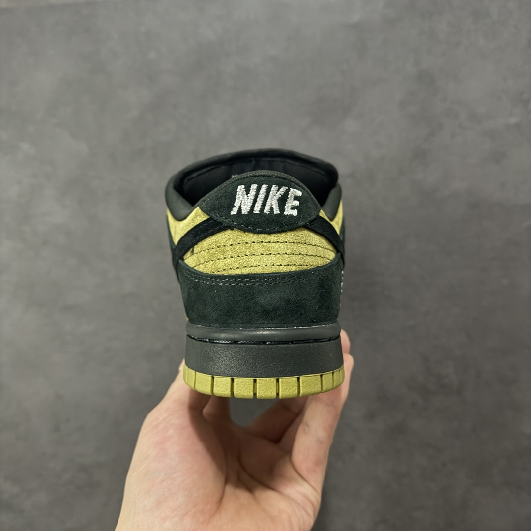 图片[4]-【公司级】Supreme x Nike Dunk SB Low Pro OG Sup x 耐克 SB 低帮 联名黄黑 鞋身整体以黄色作为主色调，搭配黑色框架覆盖层，使鞋款十分百搭，鞋舌绣标上以Nike Swoosh Logo呈现，鞋身两侧的Swooshh Logo采用黑色点缀，后跟饰片采辅以黑色麂皮妆点，鞋舌是网眼布材料，增强了透气性，整体十分百搭；后跟Nike字样以白色刺绣妆点，后跟雕刻Supreme创办年份94数字，而\”Nike SB x Supreme\”吊牌，更是为整体造型增添了一抹标志性的独特风采，中底以及鞋垫内侧带有Supremef字样，彰显联名身份；最后以黑色中底搭配黄色橡胶完善整体设计收尾。 货号：HQ8487-300 尺码：36 36.5 37.5 38 38.5 39 40 40.5 41 42 42.5 43 44 44.5 45 编码：FSB250260-选品中心