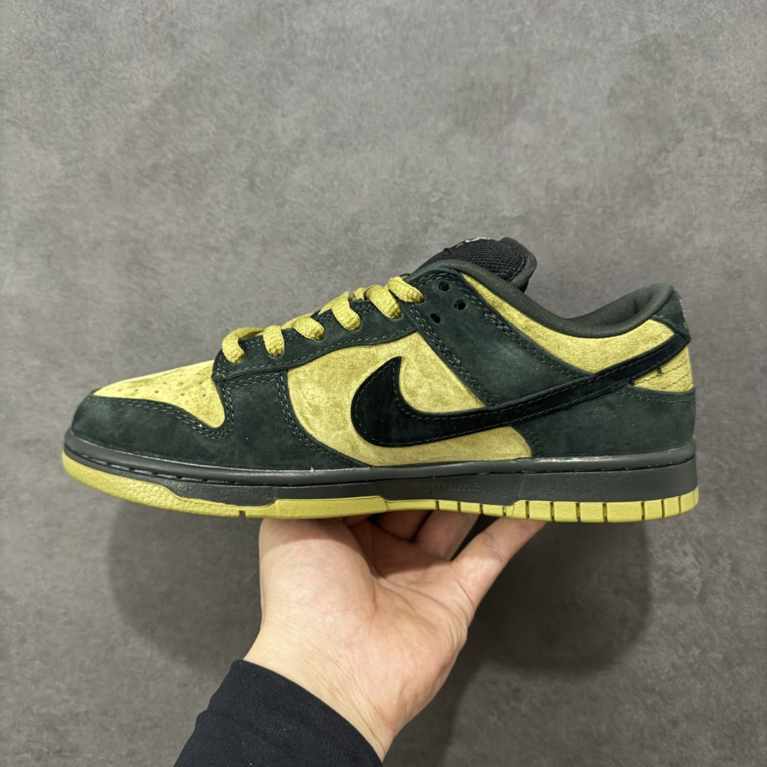 图片[2]-【公司级】Supreme x Nike Dunk SB Low Pro OG Sup x 耐克 SB 低帮 联名黄黑 鞋身整体以黄色作为主色调，搭配黑色框架覆盖层，使鞋款十分百搭，鞋舌绣标上以Nike Swoosh Logo呈现，鞋身两侧的Swooshh Logo采用黑色点缀，后跟饰片采辅以黑色麂皮妆点，鞋舌是网眼布材料，增强了透气性，整体十分百搭；后跟Nike字样以白色刺绣妆点，后跟雕刻Supreme创办年份94数字，而\”Nike SB x Supreme\”吊牌，更是为整体造型增添了一抹标志性的独特风采，中底以及鞋垫内侧带有Supremef字样，彰显联名身份；最后以黑色中底搭配黄色橡胶完善整体设计收尾。 货号：HQ8487-300 尺码：36 36.5 37.5 38 38.5 39 40 40.5 41 42 42.5 43 44 44.5 45 编码：FSB250260-选品中心