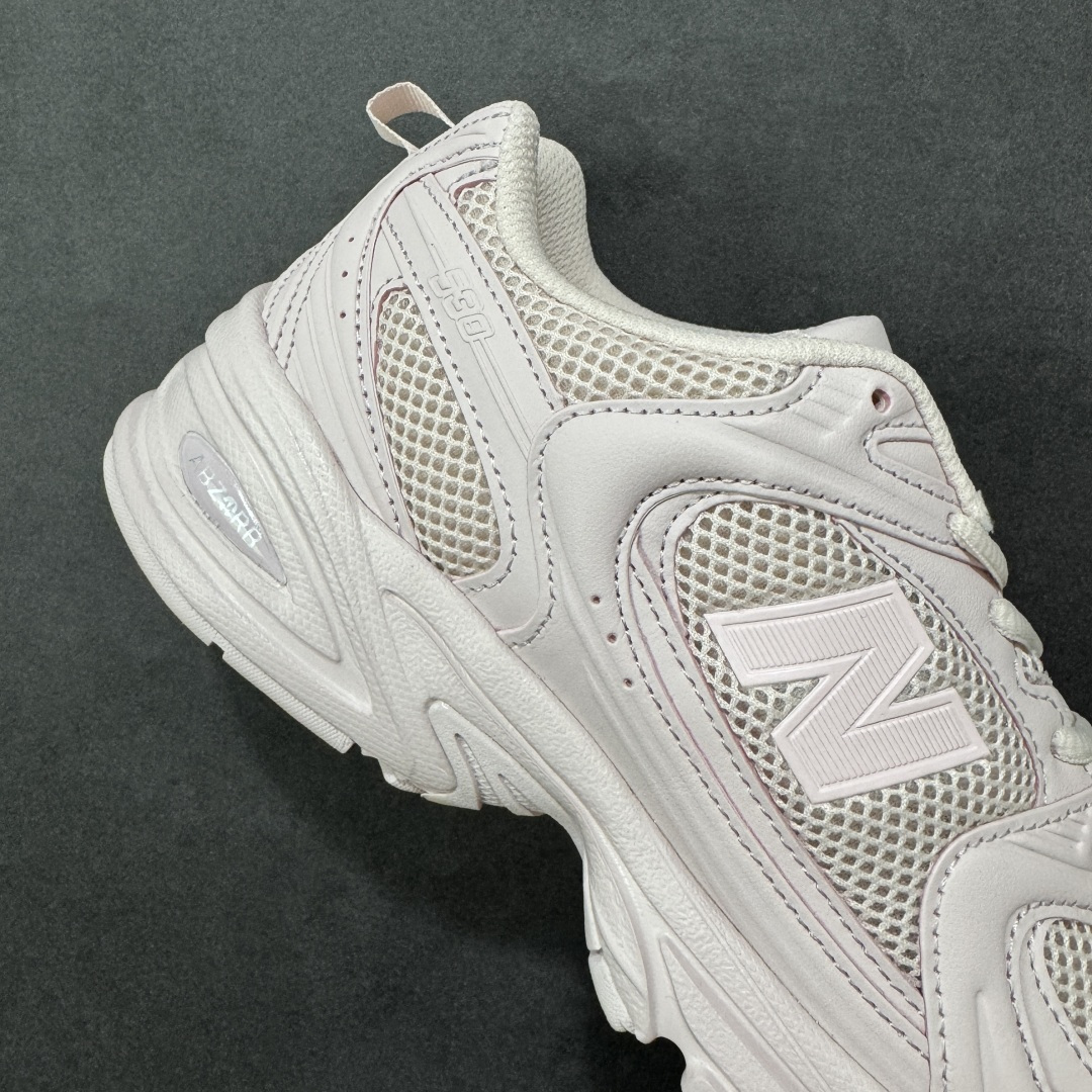 图片[6]-【K8版本】New Balance NB530 新百伦复古透气跑步鞋 抛弃过往以皮革为主的人气轮廓 以极具复古风范的跑鞋外观呈现 设计上全鞋以简约清爽的纯白色作基底 鞋身覆盖大面积织物网眼材质 并于鞋头、鞋带孔眼片等细节处点缀对比鲜明的反光银镀层凸显 鞋舌、侧身等位置则辅以一贯的「N」字标志和品牌徽标彰显身份 最后通过搭载的 ABZORB 缓震中底完善整体造型 货号：U530TBD 尺码：36-41-选品中心