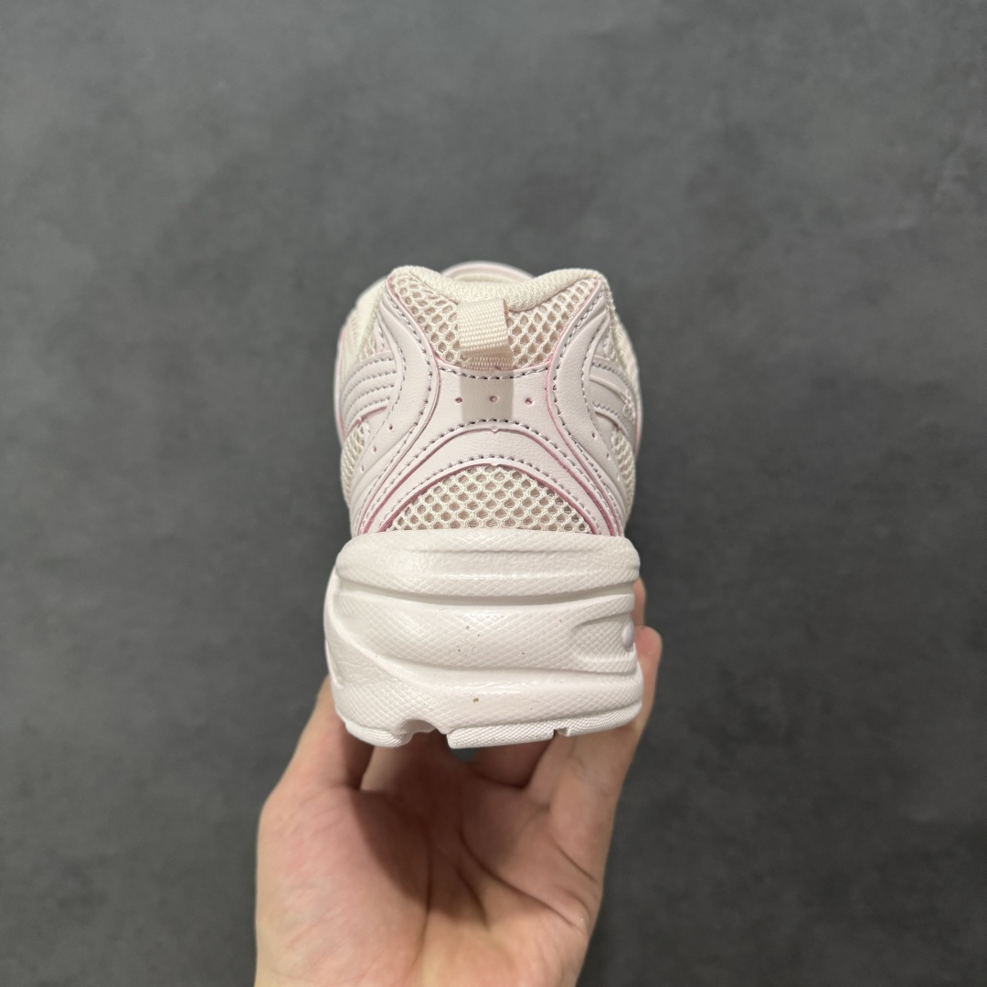 图片[4]-【K8版本】New Balance NB530 新百伦复古透气跑步鞋 抛弃过往以皮革为主的人气轮廓 以极具复古风范的跑鞋外观呈现 设计上全鞋以简约清爽的纯白色作基底 鞋身覆盖大面积织物网眼材质 并于鞋头、鞋带孔眼片等细节处点缀对比鲜明的反光银镀层凸显 鞋舌、侧身等位置则辅以一贯的「N」字标志和品牌徽标彰显身份 最后通过搭载的 ABZORB 缓震中底完善整体造型 货号：U530TBD 尺码：36-41-选品中心