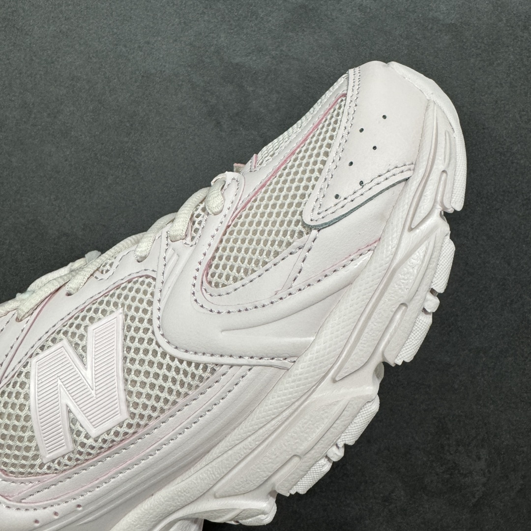 图片[5]-【K8版本】New Balance NB530 新百伦复古透气跑步鞋 抛弃过往以皮革为主的人气轮廓 以极具复古风范的跑鞋外观呈现 设计上全鞋以简约清爽的纯白色作基底 鞋身覆盖大面积织物网眼材质 并于鞋头、鞋带孔眼片等细节处点缀对比鲜明的反光银镀层凸显 鞋舌、侧身等位置则辅以一贯的「N」字标志和品牌徽标彰显身份 最后通过搭载的 ABZORB 缓震中底完善整体造型 货号：U530TBD 尺码：36-41-选品中心