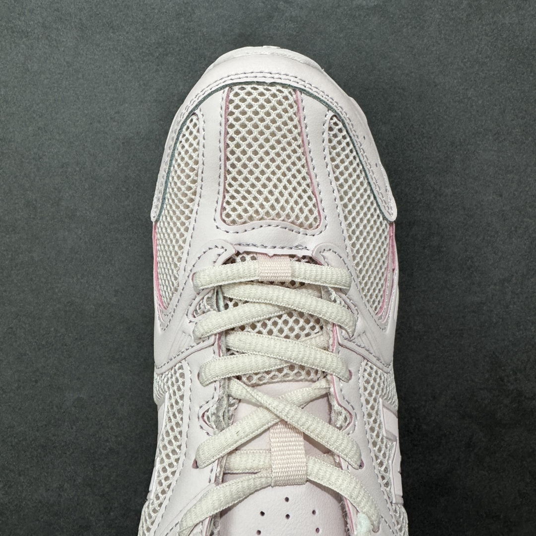 图片[8]-【K8版本】New Balance NB530 新百伦复古透气跑步鞋 抛弃过往以皮革为主的人气轮廓 以极具复古风范的跑鞋外观呈现 设计上全鞋以简约清爽的纯白色作基底 鞋身覆盖大面积织物网眼材质 并于鞋头、鞋带孔眼片等细节处点缀对比鲜明的反光银镀层凸显 鞋舌、侧身等位置则辅以一贯的「N」字标志和品牌徽标彰显身份 最后通过搭载的 ABZORB 缓震中底完善整体造型 货号：U530TBD 尺码：36-41-选品中心