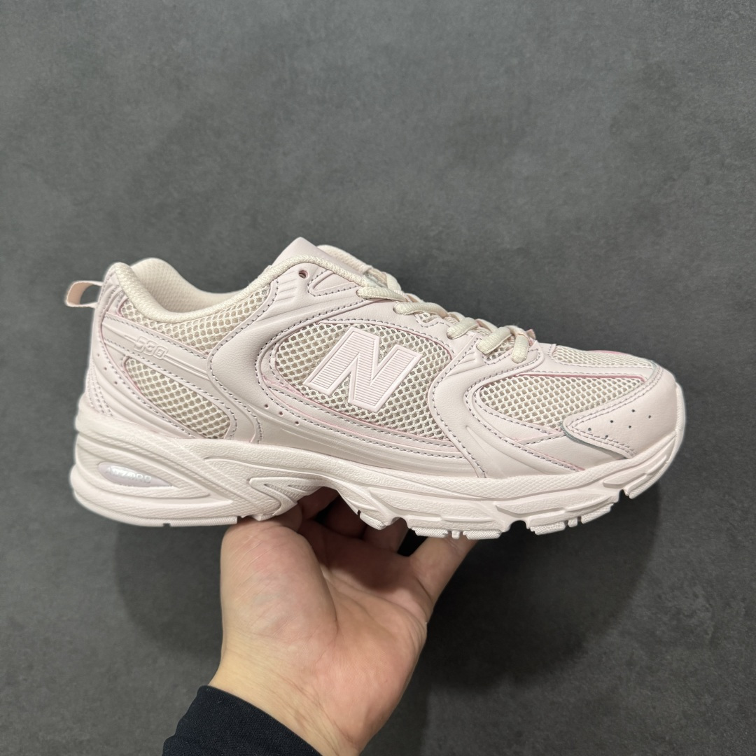 【K8版本】New Balance NB530 新百伦复古透气跑步鞋 抛弃过往以皮革为主的人气轮廓 以极具复古风范的跑鞋外观呈现 设计上全鞋以简约清爽的纯白色作基底 鞋身覆盖大面积织物网眼材质 并于鞋头、鞋带孔眼片等细节处点缀对比鲜明的反光银镀层凸显 鞋舌、侧身等位置则辅以一贯的「N」字标志和品牌徽标彰显身份 最后通过搭载的 ABZORB 缓震中底完善整体造型 货号：U530TBD 尺码：36-41-选品中心