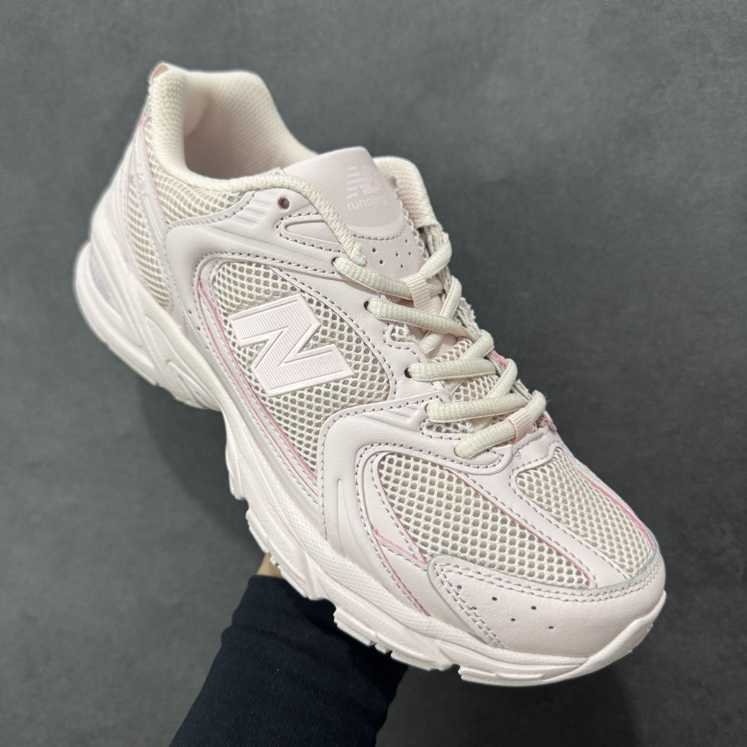 图片[3]-【K8版本】New Balance NB530 新百伦复古透气跑步鞋 抛弃过往以皮革为主的人气轮廓 以极具复古风范的跑鞋外观呈现 设计上全鞋以简约清爽的纯白色作基底 鞋身覆盖大面积织物网眼材质 并于鞋头、鞋带孔眼片等细节处点缀对比鲜明的反光银镀层凸显 鞋舌、侧身等位置则辅以一贯的「N」字标志和品牌徽标彰显身份 最后通过搭载的 ABZORB 缓震中底完善整体造型 货号：U530TBD 尺码：36-41-选品中心
