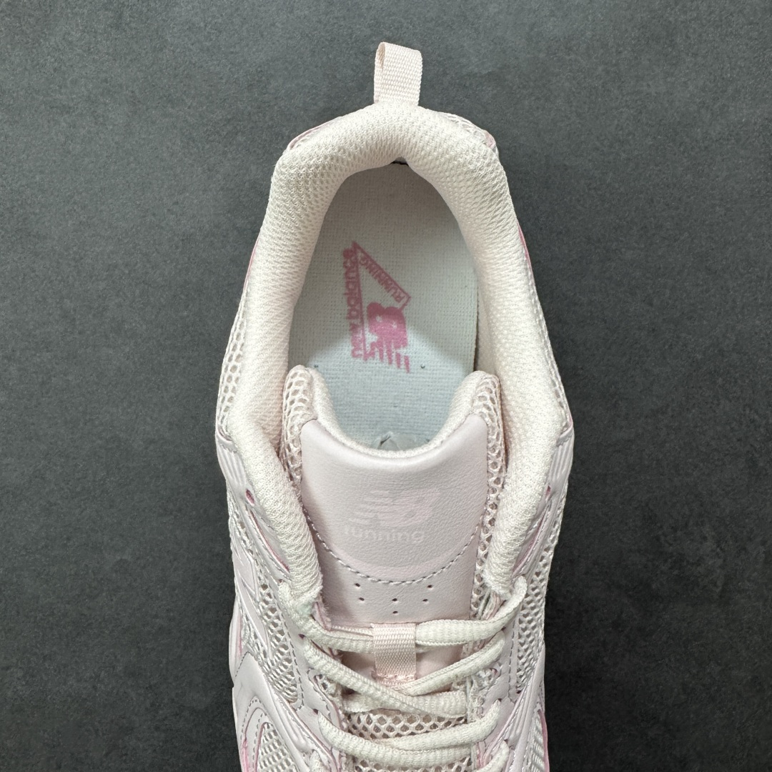 图片[7]-【K8版本】New Balance NB530 新百伦复古透气跑步鞋 抛弃过往以皮革为主的人气轮廓 以极具复古风范的跑鞋外观呈现 设计上全鞋以简约清爽的纯白色作基底 鞋身覆盖大面积织物网眼材质 并于鞋头、鞋带孔眼片等细节处点缀对比鲜明的反光银镀层凸显 鞋舌、侧身等位置则辅以一贯的「N」字标志和品牌徽标彰显身份 最后通过搭载的 ABZORB 缓震中底完善整体造型 货号：U530TBD 尺码：36-41-选品中心