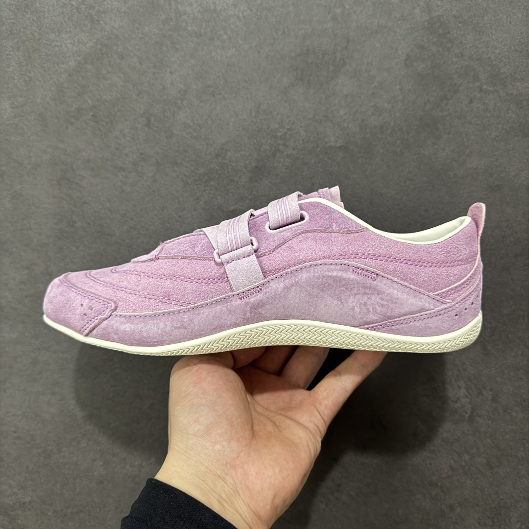 图片[2]-【公司级】阿迪达斯 adidas FOS 系列 URBAN REVERIE城市机能芭蕾风薄底鞋运动鞋：城市机能与芭蕾风的浪漫邂逅！它的设计灵感来源于对日常鞋履的重新想象，将优雅的芭蕾美学与前卫的未来主义元素相互融合，再借助技术的精细打磨，使得整双鞋呈现出独特的美感。这双鞋采用了低至足尖的轻薄鞋底，不仅摒弃了传统芭蕾舞鞋的束缚，还保留了其柔美与灵动感。鞋面多采用网眼布等轻盈透气的材质，保证了穿着的舒适性，同时也让鞋子更具轻盈感。而侧边鞋带的装饰以及鞋跟处的微妙细节，更是为这双鞋增添了几分时尚与个性。鞋款的设计充分考虑了人体工学原理，轻薄的鞋底不仅减轻了鞋子的整体重量，还在行走时提供了良好的缓震效果，这双鞋的魅力还在于它强大的搭配性。它可以轻松驾驭多种风格，无论是休闲装还是运动装，都能与之很好地融合。 货号：KJ4035 尺码： 35.5-40含半码 编码： LDSB230240-选品中心