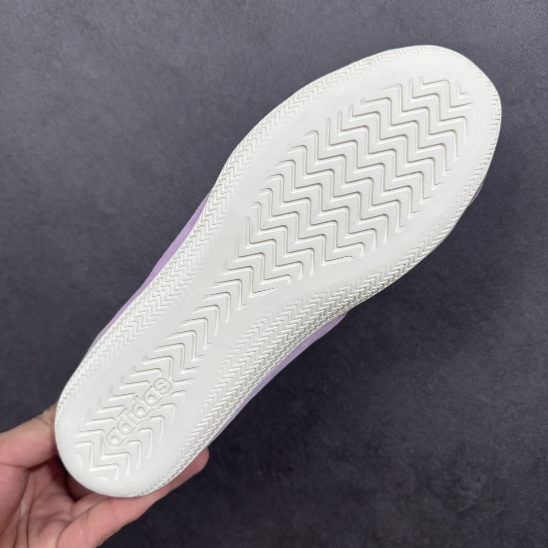 图片[9]-【公司级】阿迪达斯 adidas FOS 系列 URBAN REVERIE城市机能芭蕾风薄底鞋运动鞋：城市机能与芭蕾风的浪漫邂逅！它的设计灵感来源于对日常鞋履的重新想象，将优雅的芭蕾美学与前卫的未来主义元素相互融合，再借助技术的精细打磨，使得整双鞋呈现出独特的美感。这双鞋采用了低至足尖的轻薄鞋底，不仅摒弃了传统芭蕾舞鞋的束缚，还保留了其柔美与灵动感。鞋面多采用网眼布等轻盈透气的材质，保证了穿着的舒适性，同时也让鞋子更具轻盈感。而侧边鞋带的装饰以及鞋跟处的微妙细节，更是为这双鞋增添了几分时尚与个性。鞋款的设计充分考虑了人体工学原理，轻薄的鞋底不仅减轻了鞋子的整体重量，还在行走时提供了良好的缓震效果，这双鞋的魅力还在于它强大的搭配性。它可以轻松驾驭多种风格，无论是休闲装还是运动装，都能与之很好地融合。 货号：KJ4035 尺码： 35.5-40含半码 编码： LDSB230240-选品中心