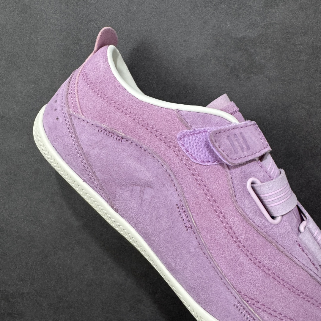 图片[6]-【公司级】阿迪达斯 adidas FOS 系列 URBAN REVERIE城市机能芭蕾风薄底鞋运动鞋：城市机能与芭蕾风的浪漫邂逅！它的设计灵感来源于对日常鞋履的重新想象，将优雅的芭蕾美学与前卫的未来主义元素相互融合，再借助技术的精细打磨，使得整双鞋呈现出独特的美感。这双鞋采用了低至足尖的轻薄鞋底，不仅摒弃了传统芭蕾舞鞋的束缚，还保留了其柔美与灵动感。鞋面多采用网眼布等轻盈透气的材质，保证了穿着的舒适性，同时也让鞋子更具轻盈感。而侧边鞋带的装饰以及鞋跟处的微妙细节，更是为这双鞋增添了几分时尚与个性。鞋款的设计充分考虑了人体工学原理，轻薄的鞋底不仅减轻了鞋子的整体重量，还在行走时提供了良好的缓震效果，这双鞋的魅力还在于它强大的搭配性。它可以轻松驾驭多种风格，无论是休闲装还是运动装，都能与之很好地融合。 货号：KJ4035 尺码： 35.5-40含半码 编码： LDSB230240-选品中心