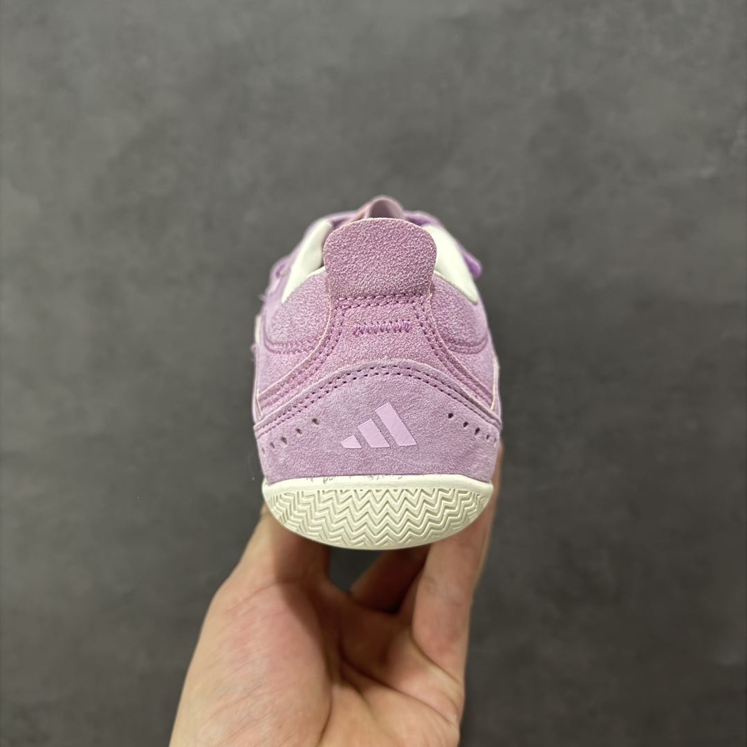图片[4]-【公司级】阿迪达斯 adidas FOS 系列 URBAN REVERIE城市机能芭蕾风薄底鞋运动鞋：城市机能与芭蕾风的浪漫邂逅！它的设计灵感来源于对日常鞋履的重新想象，将优雅的芭蕾美学与前卫的未来主义元素相互融合，再借助技术的精细打磨，使得整双鞋呈现出独特的美感。这双鞋采用了低至足尖的轻薄鞋底，不仅摒弃了传统芭蕾舞鞋的束缚，还保留了其柔美与灵动感。鞋面多采用网眼布等轻盈透气的材质，保证了穿着的舒适性，同时也让鞋子更具轻盈感。而侧边鞋带的装饰以及鞋跟处的微妙细节，更是为这双鞋增添了几分时尚与个性。鞋款的设计充分考虑了人体工学原理，轻薄的鞋底不仅减轻了鞋子的整体重量，还在行走时提供了良好的缓震效果，这双鞋的魅力还在于它强大的搭配性。它可以轻松驾驭多种风格，无论是休闲装还是运动装，都能与之很好地融合。 货号：KJ4035 尺码： 35.5-40含半码 编码： LDSB230240-选品中心