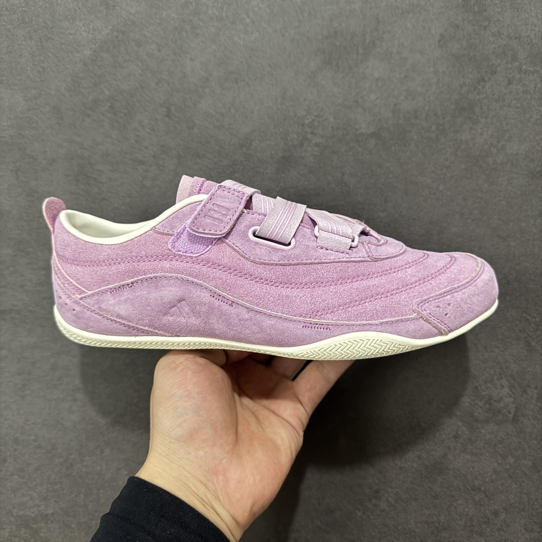 【公司级】阿迪达斯 adidas FOS 系列 URBAN REVERIE城市机能芭蕾风薄底鞋运动鞋：城市机能与芭蕾风的浪漫邂逅！它的设计灵感来源于对日常鞋履的重新想象，将优雅的芭蕾美学与前卫的未来主义元素相互融合，再借助技术的精细打磨，使得整双鞋呈现出独特的美感。这双鞋采用了低至足尖的轻薄鞋底，不仅摒弃了传统芭蕾舞鞋的束缚，还保留了其柔美与灵动感。鞋面多采用网眼布等轻盈透气的材质，保证了穿着的舒适性，同时也让鞋子更具轻盈感。而侧边鞋带的装饰以及鞋跟处的微妙细节，更是为这双鞋增添了几分时尚与个性。鞋款的设计充分考虑了人体工学原理，轻薄的鞋底不仅减轻了鞋子的整体重量，还在行走时提供了良好的缓震效果，这双鞋的魅力还在于它强大的搭配性。它可以轻松驾驭多种风格，无论是休闲装还是运动装，都能与之很好地融合。 货号：KJ4035 尺码： 35.5-40含半码 编码： LDSB230240-选品中心