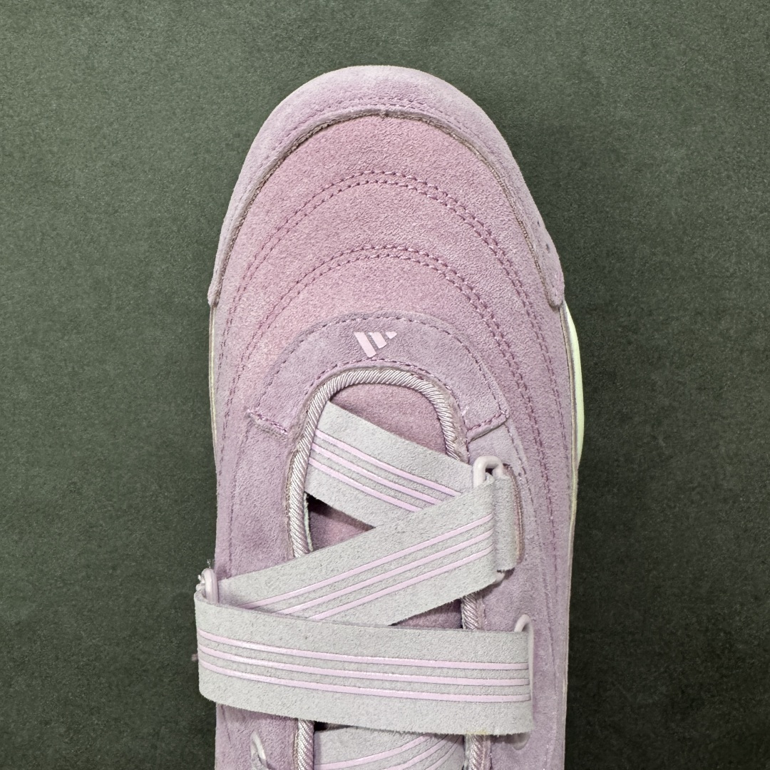 图片[8]-【公司级】阿迪达斯 adidas FOS 系列 URBAN REVERIE城市机能芭蕾风薄底鞋运动鞋：城市机能与芭蕾风的浪漫邂逅！它的设计灵感来源于对日常鞋履的重新想象，将优雅的芭蕾美学与前卫的未来主义元素相互融合，再借助技术的精细打磨，使得整双鞋呈现出独特的美感。这双鞋采用了低至足尖的轻薄鞋底，不仅摒弃了传统芭蕾舞鞋的束缚，还保留了其柔美与灵动感。鞋面多采用网眼布等轻盈透气的材质，保证了穿着的舒适性，同时也让鞋子更具轻盈感。而侧边鞋带的装饰以及鞋跟处的微妙细节，更是为这双鞋增添了几分时尚与个性。鞋款的设计充分考虑了人体工学原理，轻薄的鞋底不仅减轻了鞋子的整体重量，还在行走时提供了良好的缓震效果，这双鞋的魅力还在于它强大的搭配性。它可以轻松驾驭多种风格，无论是休闲装还是运动装，都能与之很好地融合。 货号：KJ4035 尺码： 35.5-40含半码 编码： LDSB230240-选品中心