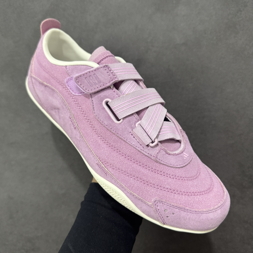 图片[3]-【公司级】阿迪达斯 adidas FOS 系列 URBAN REVERIE城市机能芭蕾风薄底鞋运动鞋：城市机能与芭蕾风的浪漫邂逅！它的设计灵感来源于对日常鞋履的重新想象，将优雅的芭蕾美学与前卫的未来主义元素相互融合，再借助技术的精细打磨，使得整双鞋呈现出独特的美感。这双鞋采用了低至足尖的轻薄鞋底，不仅摒弃了传统芭蕾舞鞋的束缚，还保留了其柔美与灵动感。鞋面多采用网眼布等轻盈透气的材质，保证了穿着的舒适性，同时也让鞋子更具轻盈感。而侧边鞋带的装饰以及鞋跟处的微妙细节，更是为这双鞋增添了几分时尚与个性。鞋款的设计充分考虑了人体工学原理，轻薄的鞋底不仅减轻了鞋子的整体重量，还在行走时提供了良好的缓震效果，这双鞋的魅力还在于它强大的搭配性。它可以轻松驾驭多种风格，无论是休闲装还是运动装，都能与之很好地融合。 货号：KJ4035 尺码： 35.5-40含半码 编码： LDSB230240-选品中心